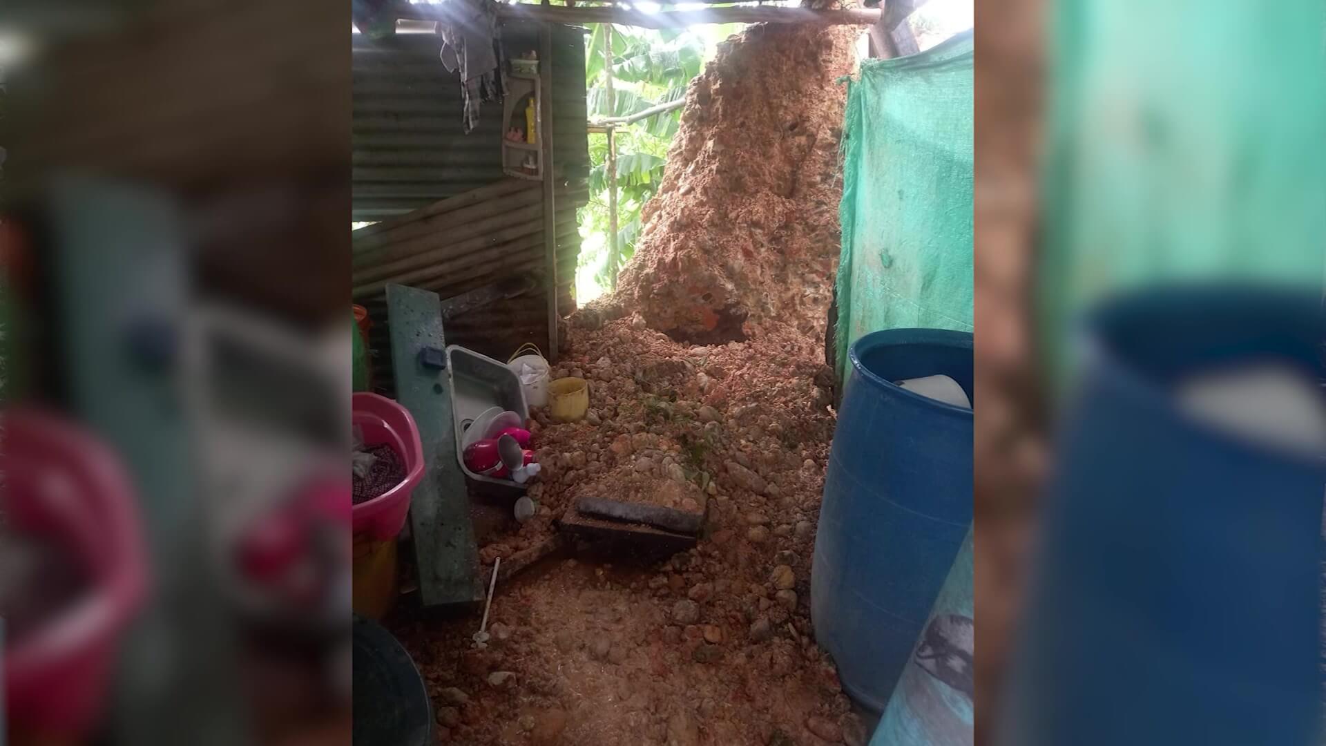 Inundaciones y derrumbes en cinco barrios por lluvias