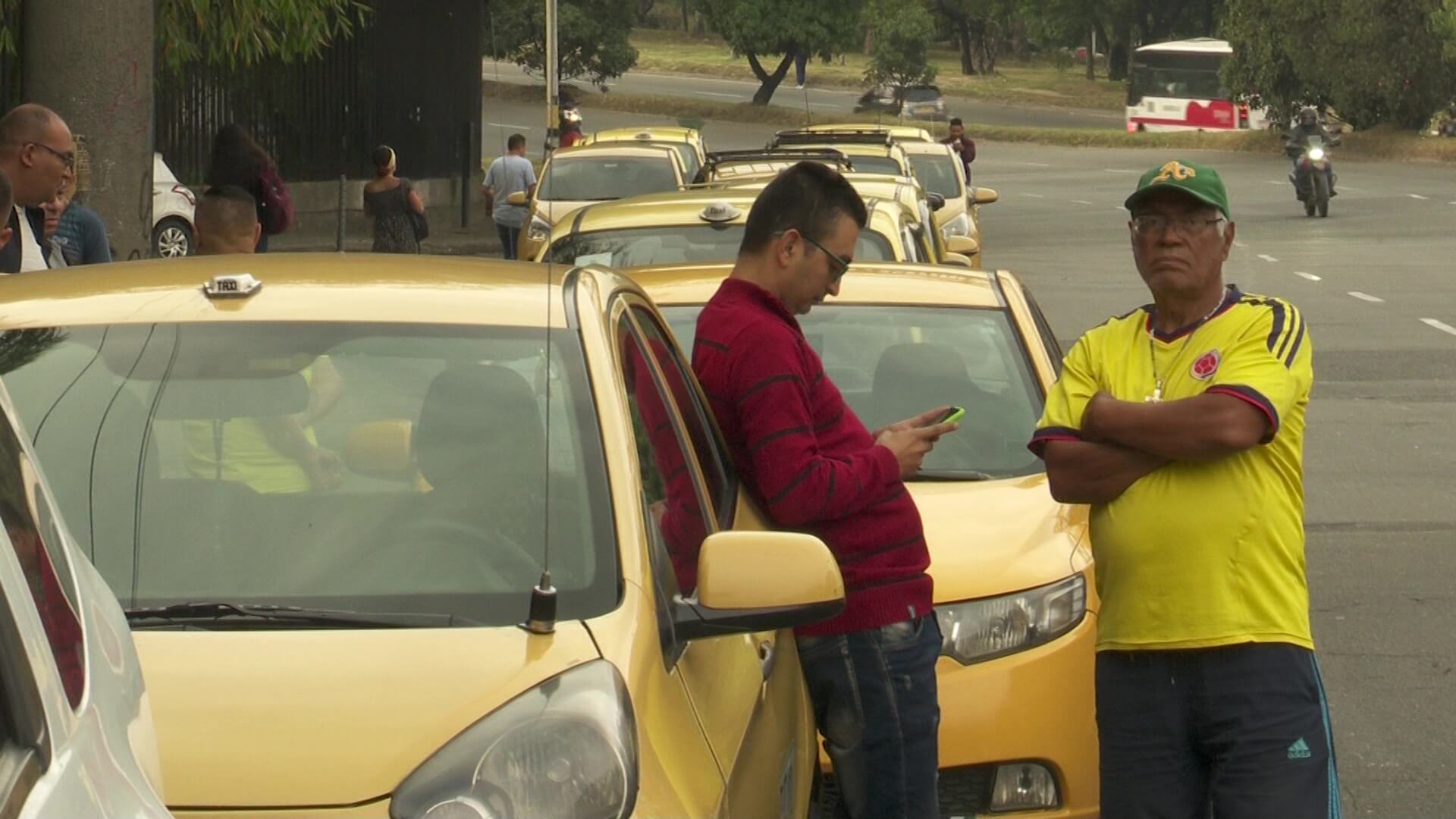 Tras reunión con Gobierno, taxistas levantaron el paro