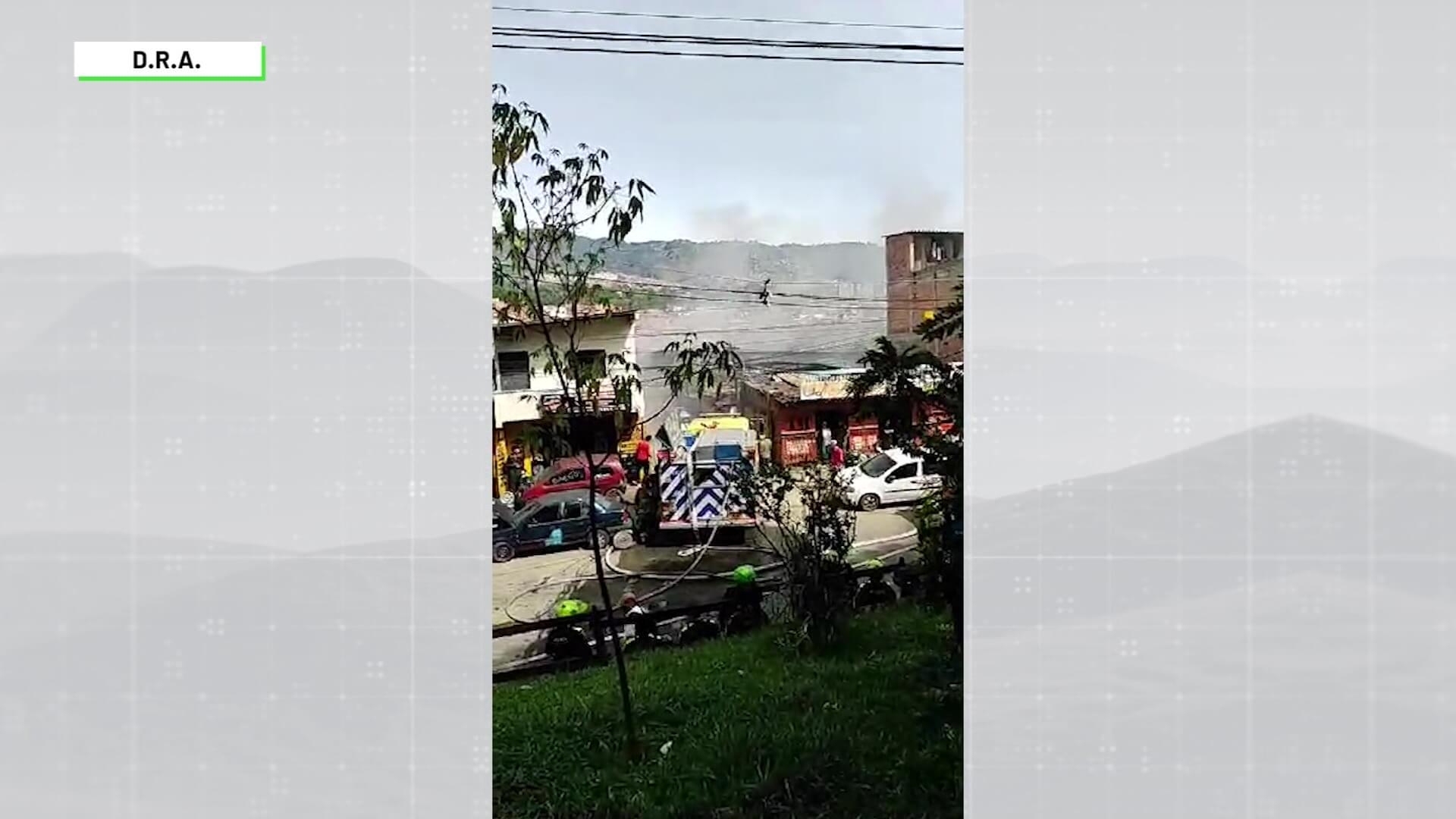 Incendio en bodega de reciclaje una persona herida