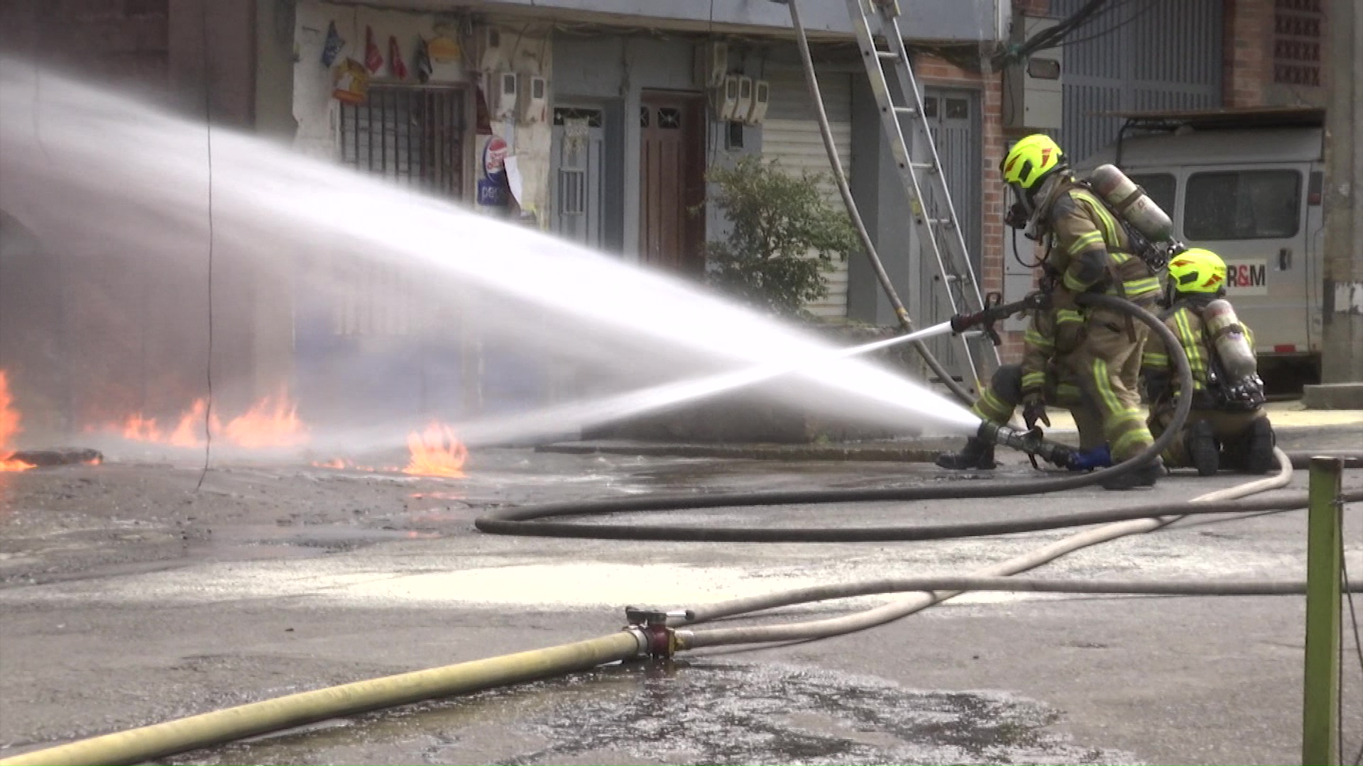 Emergencia por incendio en bodega de químicos en Caribe