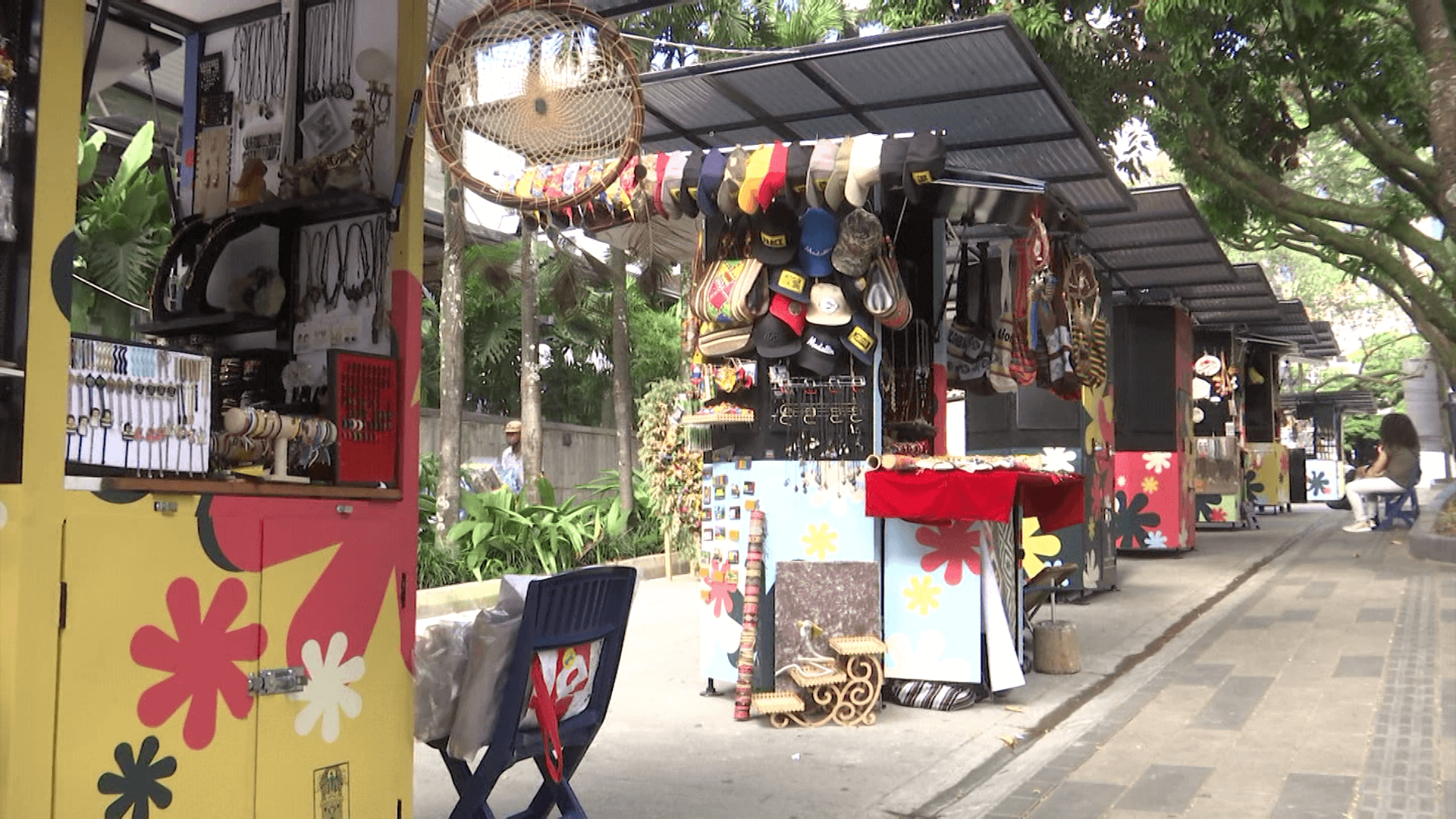 Parque Lleras: entregan módulos a 22 artesanos