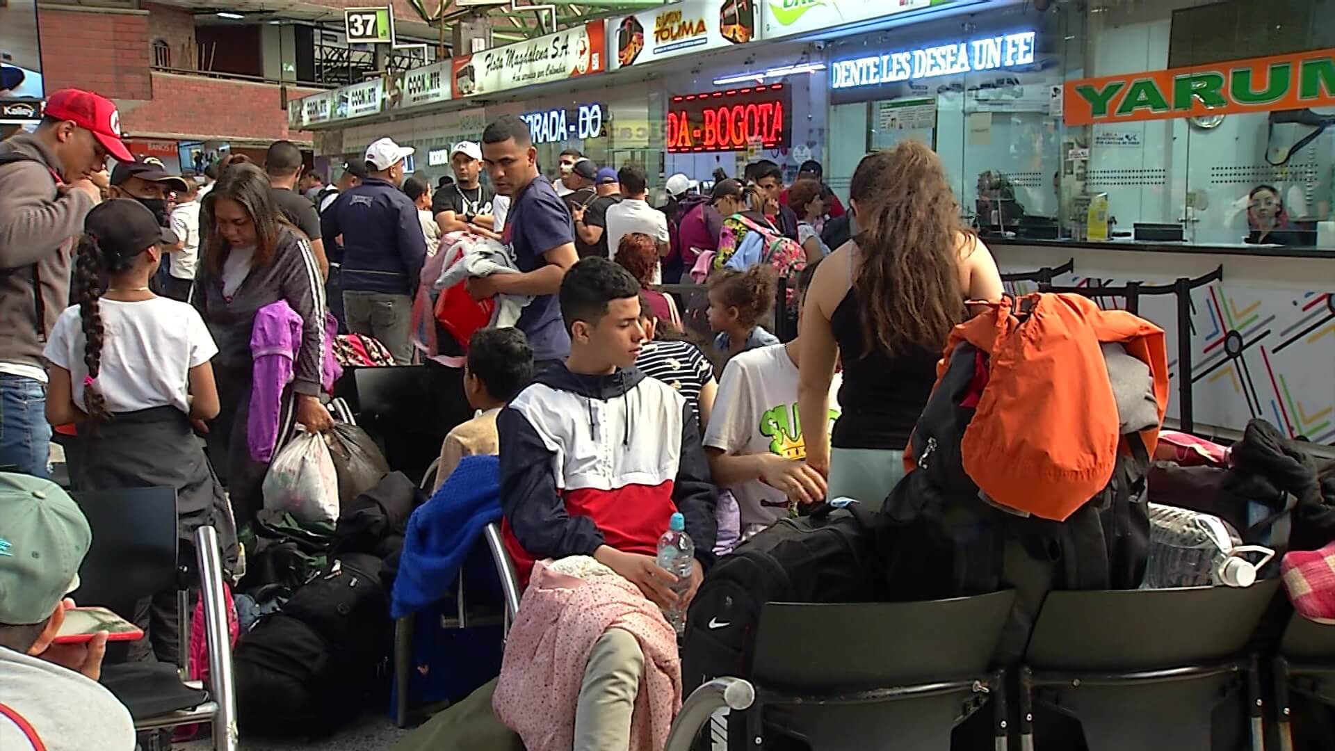 Diariamente salen 1.100 migrantes en buses hacia Urabá