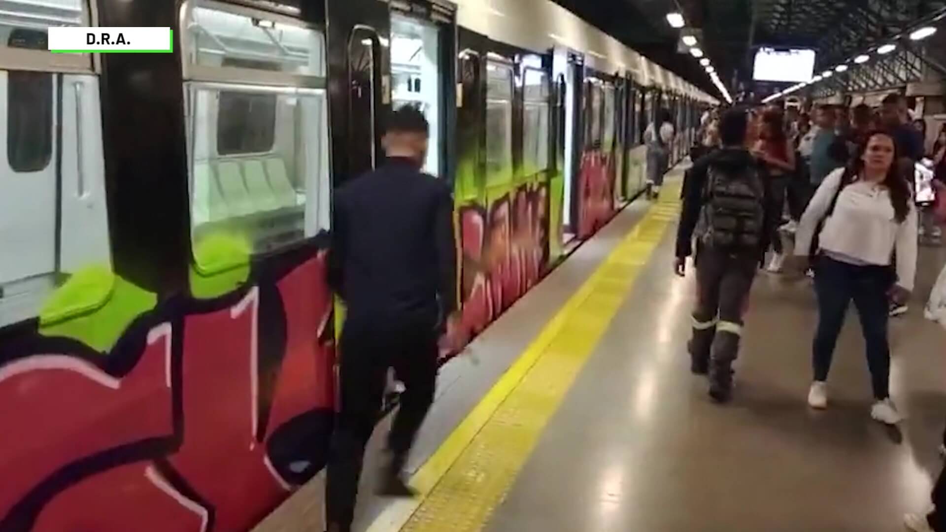 Grafiti en el Metro: colombiano y chileno serían autores