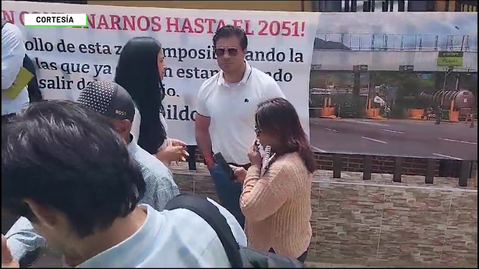 Teleantioquia Noticias,Teleantioquia,noticias de teleantioquia de hoy,noticias,teleantioquia noticias,Los habitantes de Barbosa han,declarado un,paro indefinido con el cierre,a un solo carril de la doble Calzada,a la altura de la vereda El Machete,hasta que el Gobierno Nacional,elimine el peaje Trapiche.,Los representantes de la ANI,Barbosa y declararon que no tenían,conocimiento previo del problema,no podían tomar decisiones,peaje Trapiche desde el 2016.