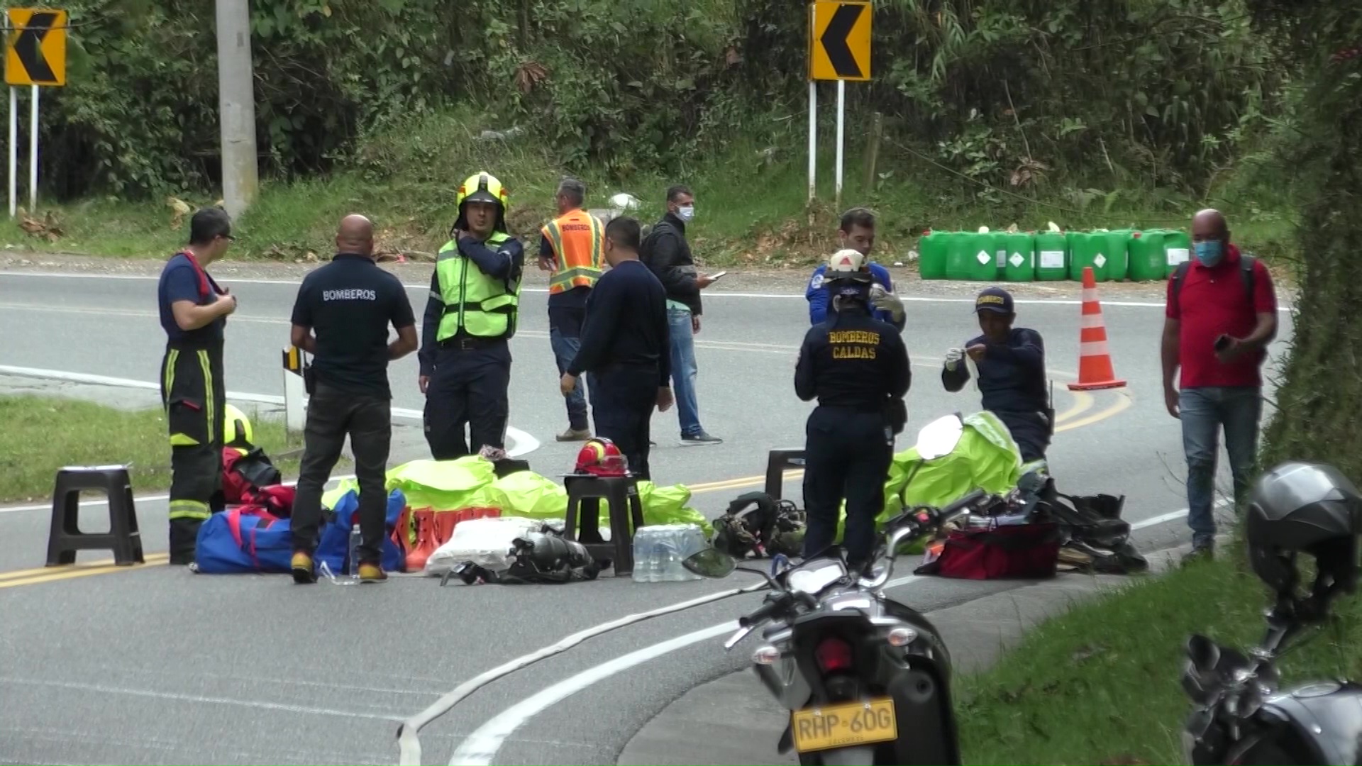 Camión que transportaba químicos se volcó en Caldas