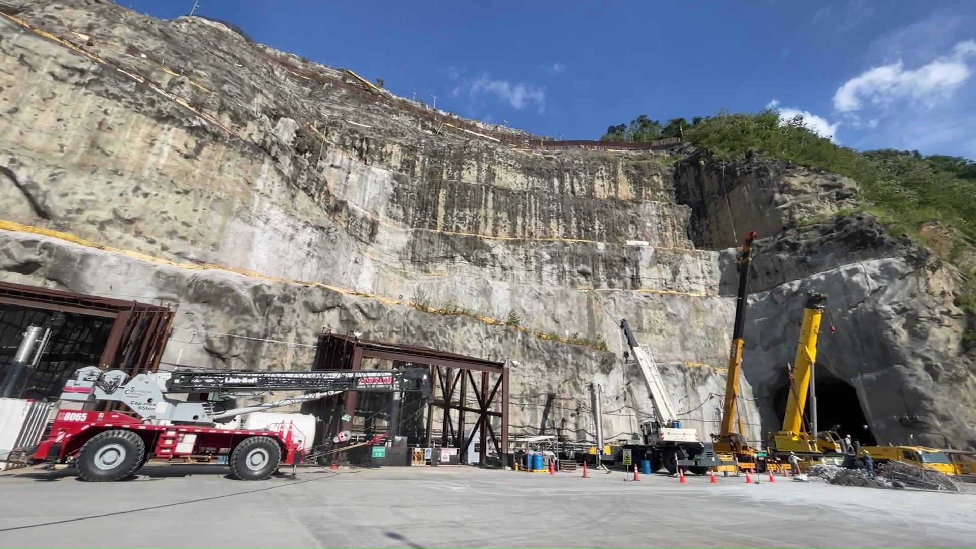 Teleantioquia Noticias,Teleantioquia,noticias,Nuevo hito en Hidroituango demolición,de tapón de concreto,Después de la demolición,del tapón de concreto,Hidroituango se prepara para dar paso al agua del embalse,y así iniciar las pruebas dinámicas,de generación de energía.,Debido a las condiciones de la caverna,y la presión del agua,la demolición de este tapón,con un diámetro de 6,6 metros y una longitud de 9 metros,fue un trabajo de gran complejidad