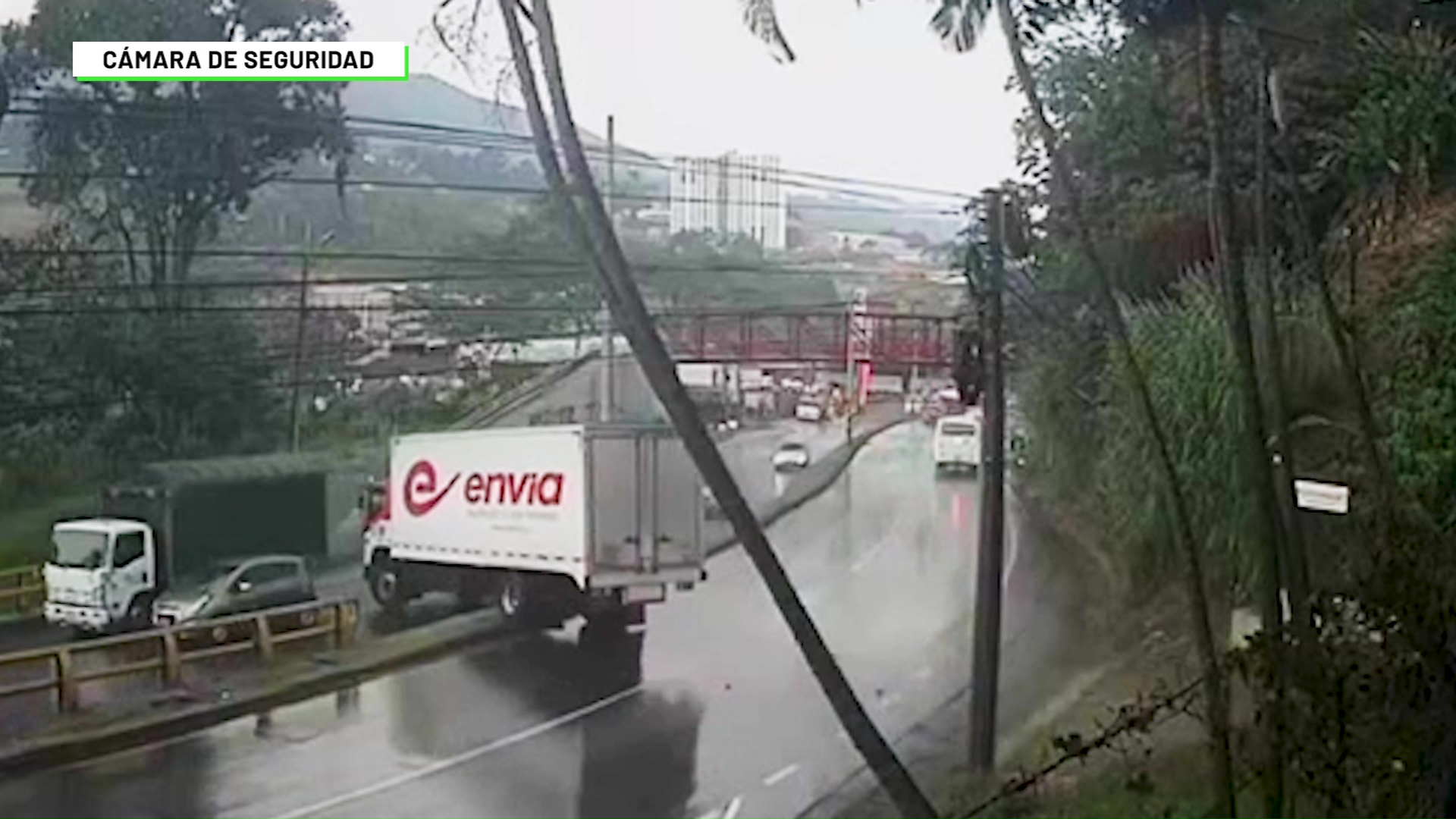 Camión saltó al otro carril de la vía, no hubo heridos