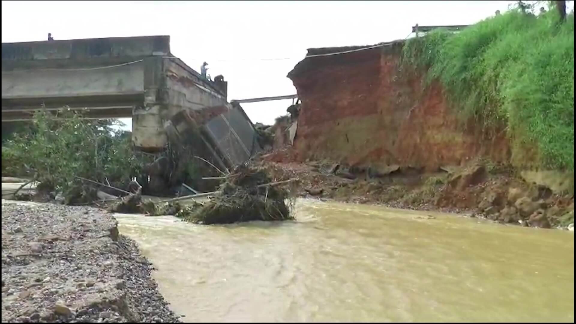 Colapsó puente en la Transversal de Las Américas