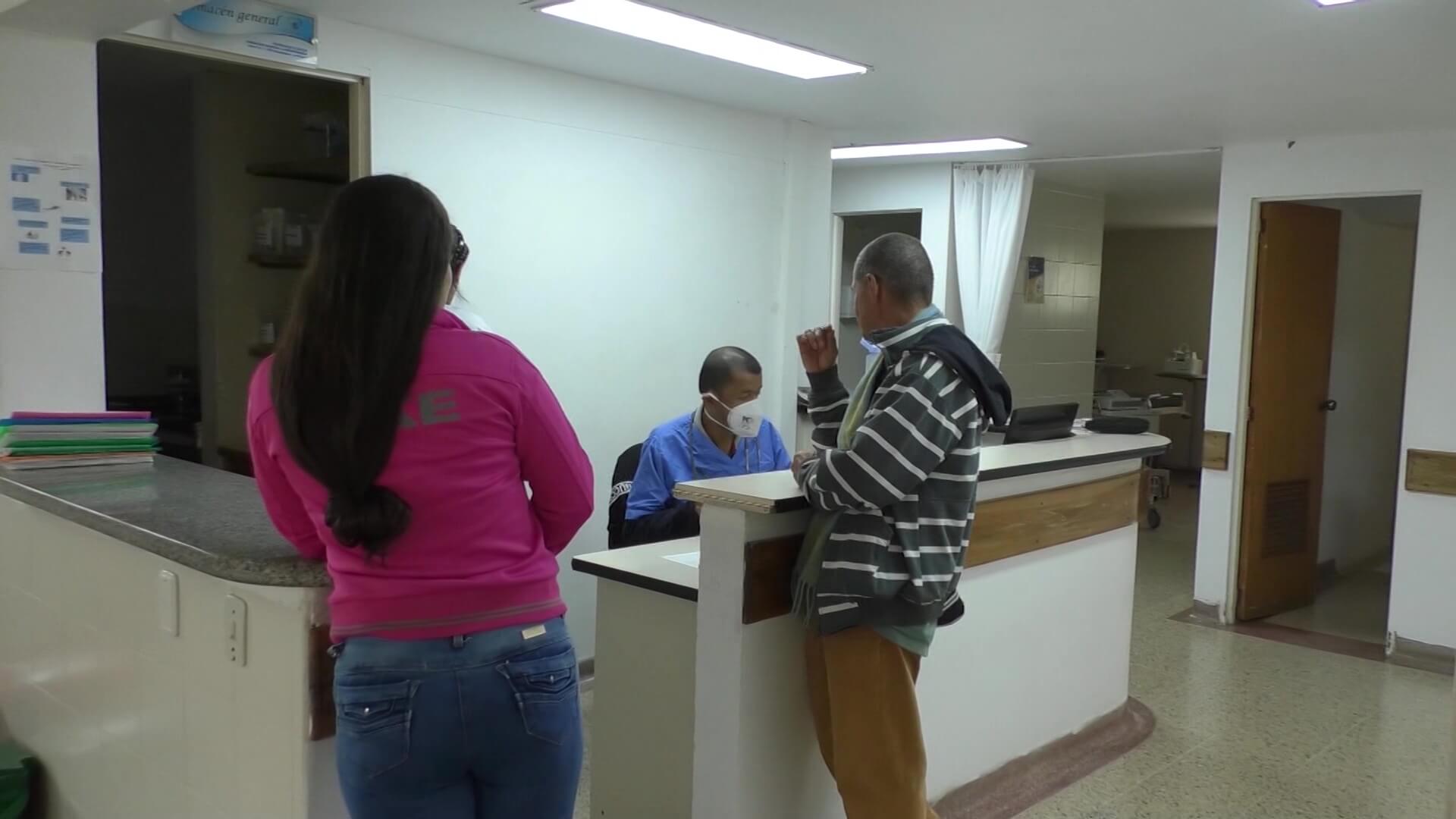 Empleados del hospital de Angelópolis en cese de actividades