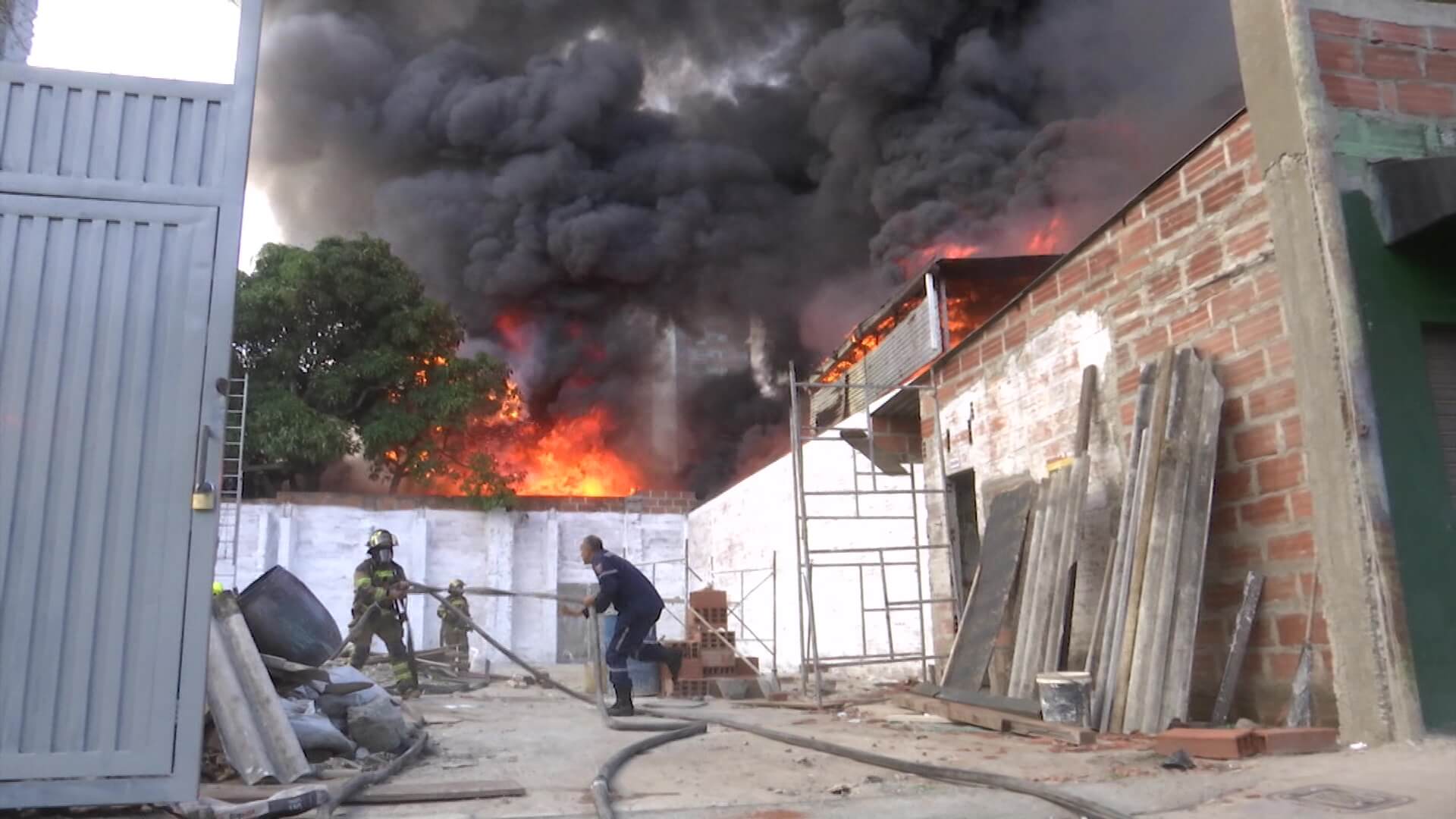 Familias lo perdieron todo en incendio estructural en Naranjal