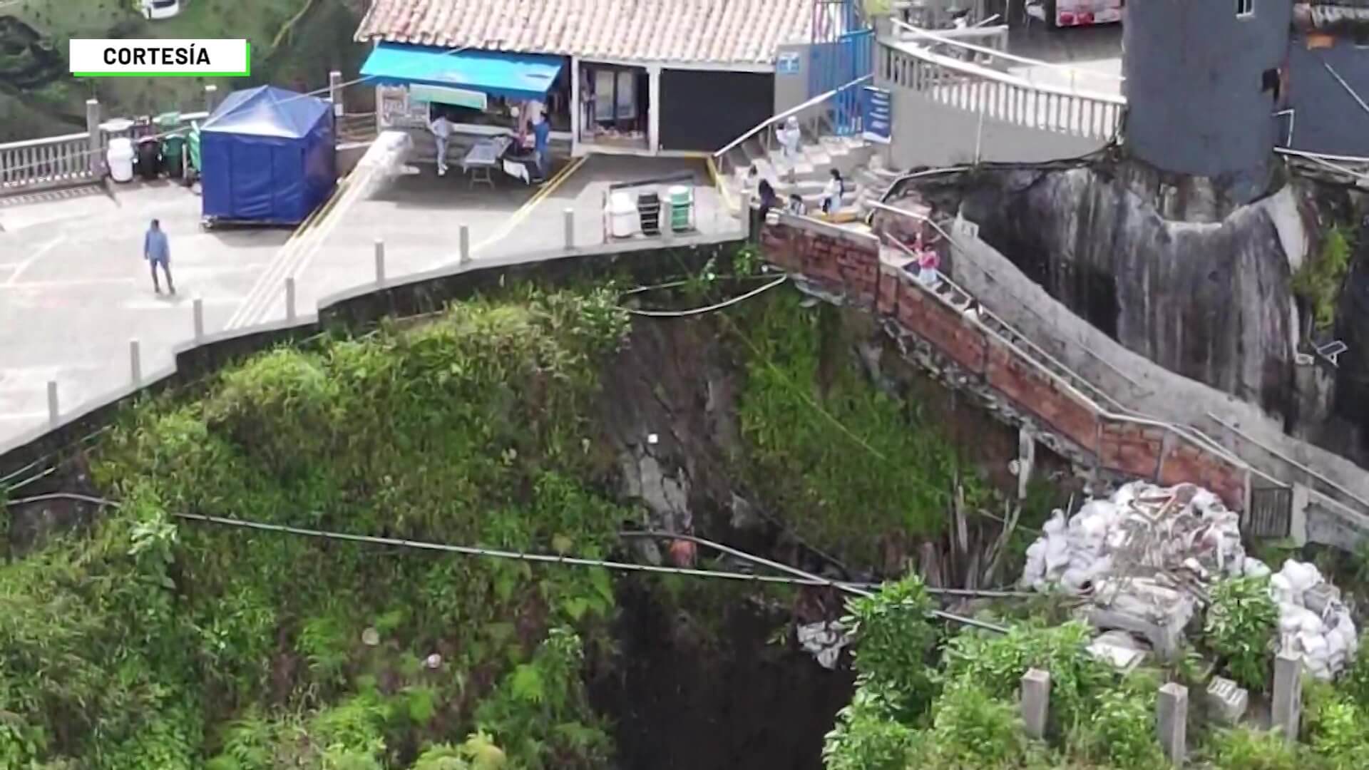 Caída de material de piedra de El Peñol dejó 17 lesionados