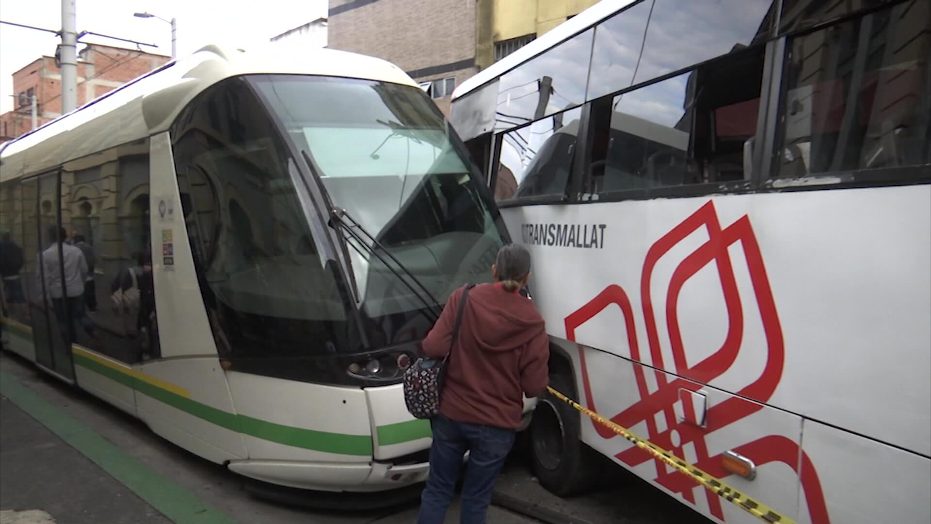 Choque de bus con el Tranvía dejó 15 lesionados