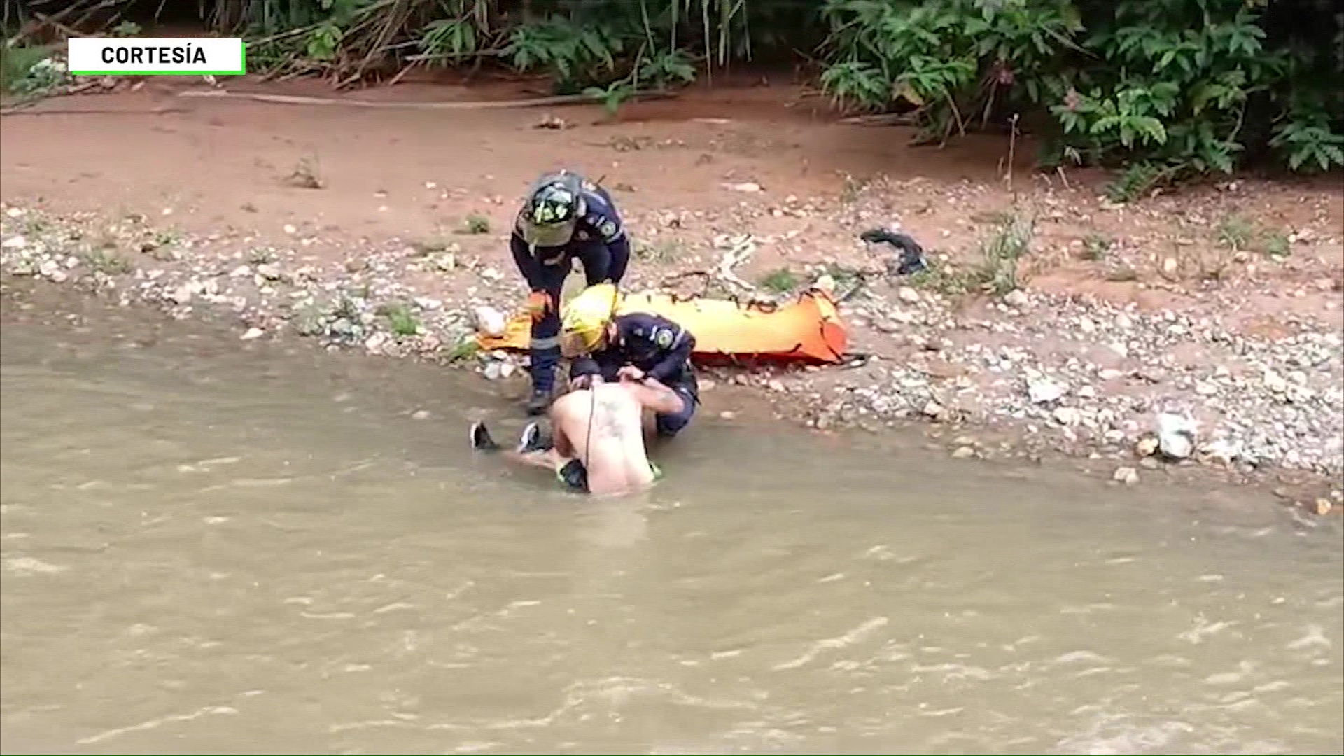 Rescatan a un hombre en el río Medellín
