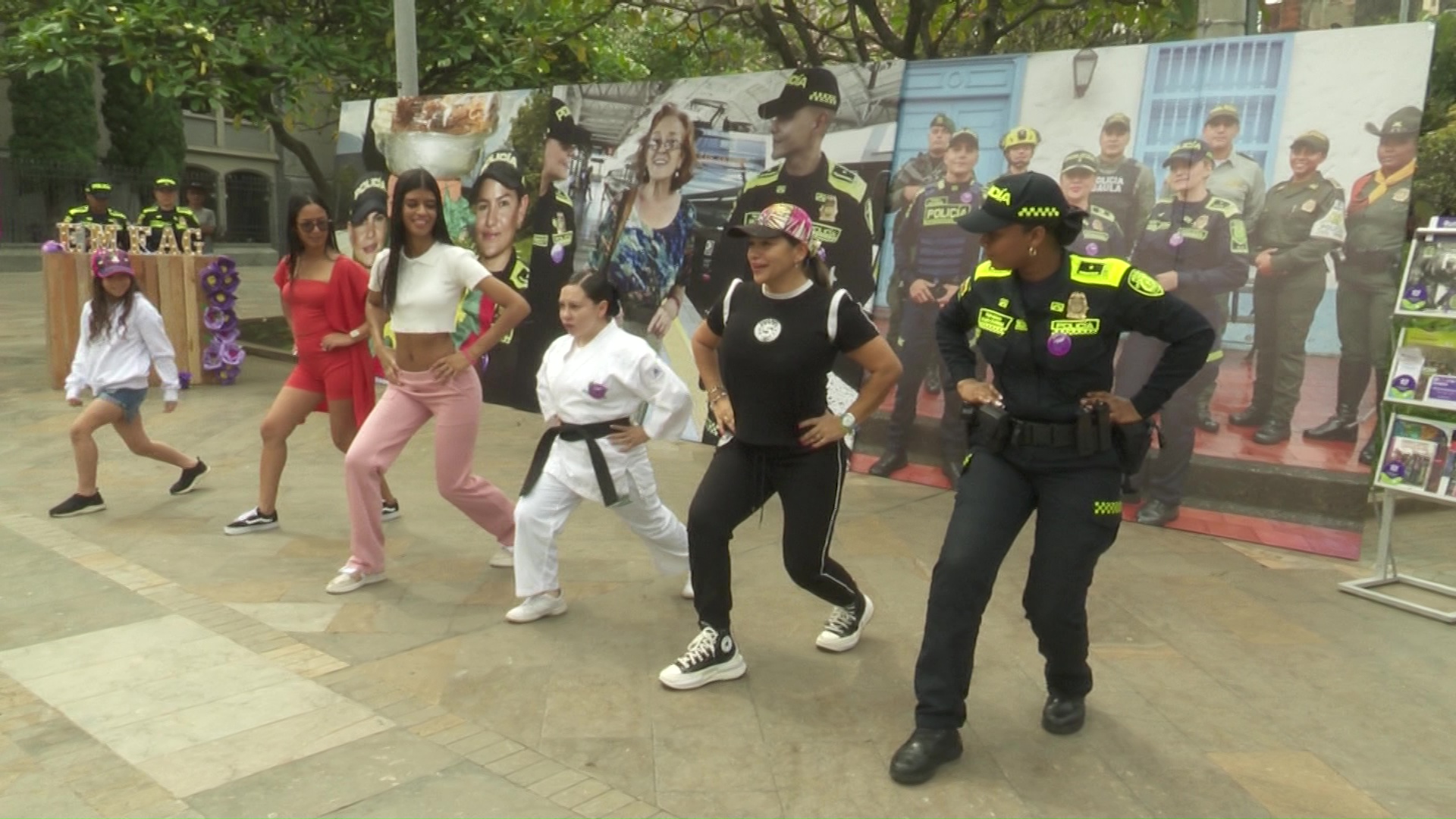 Policía enseña defensa personal para prevenir violencia