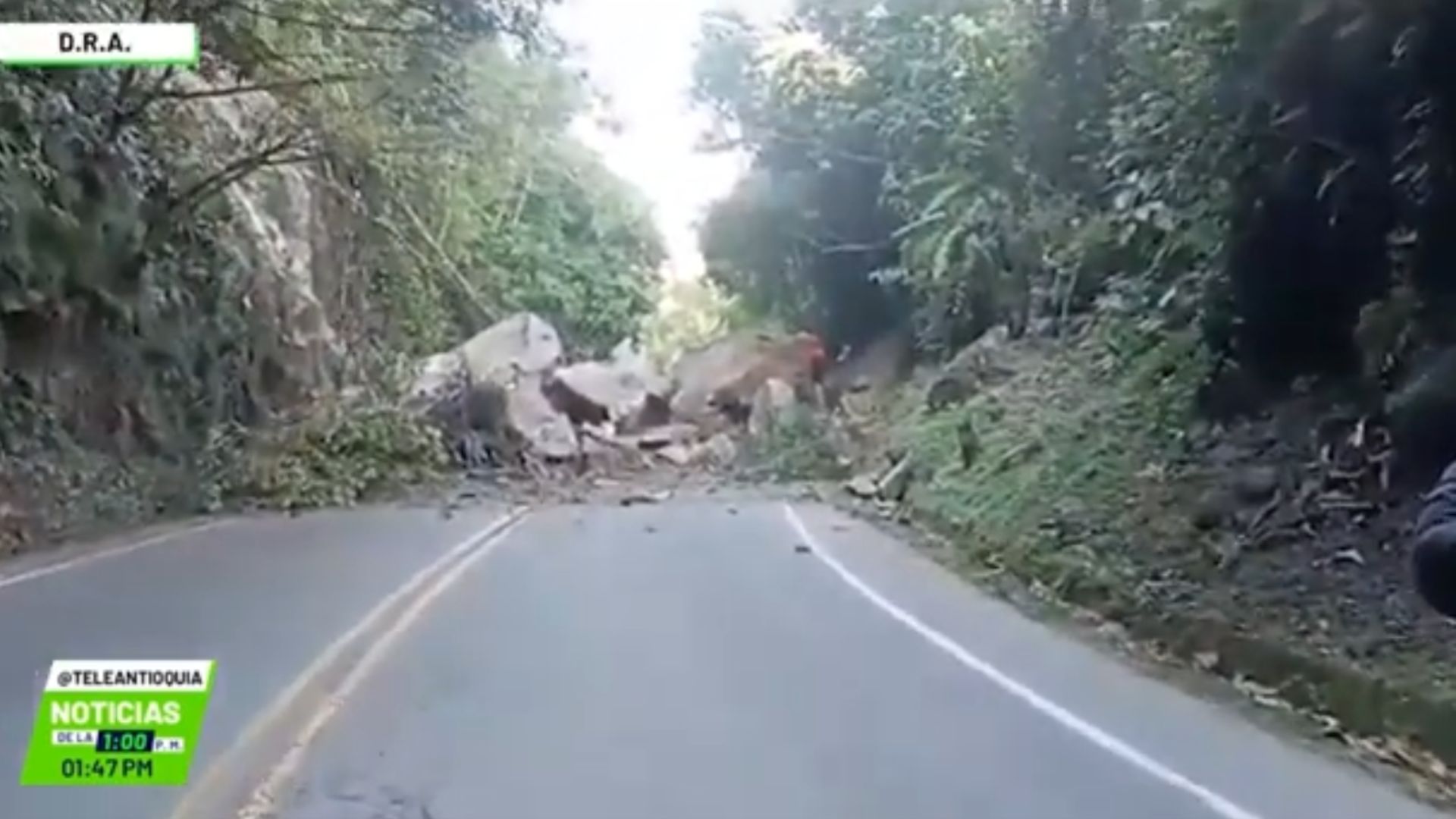 Vía Medellín-Bogotá cerrada por caída de rocas