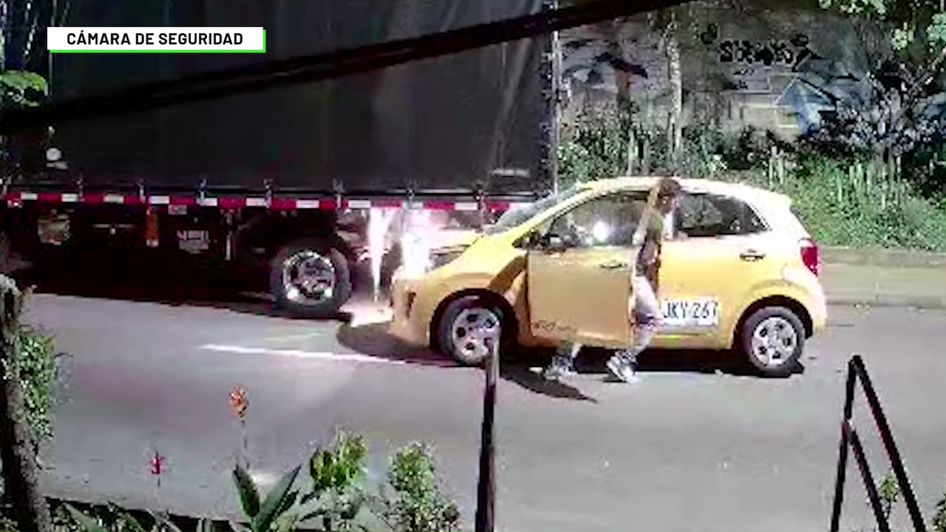 Taxista se dio a la fuga luego de aparatoso accidente