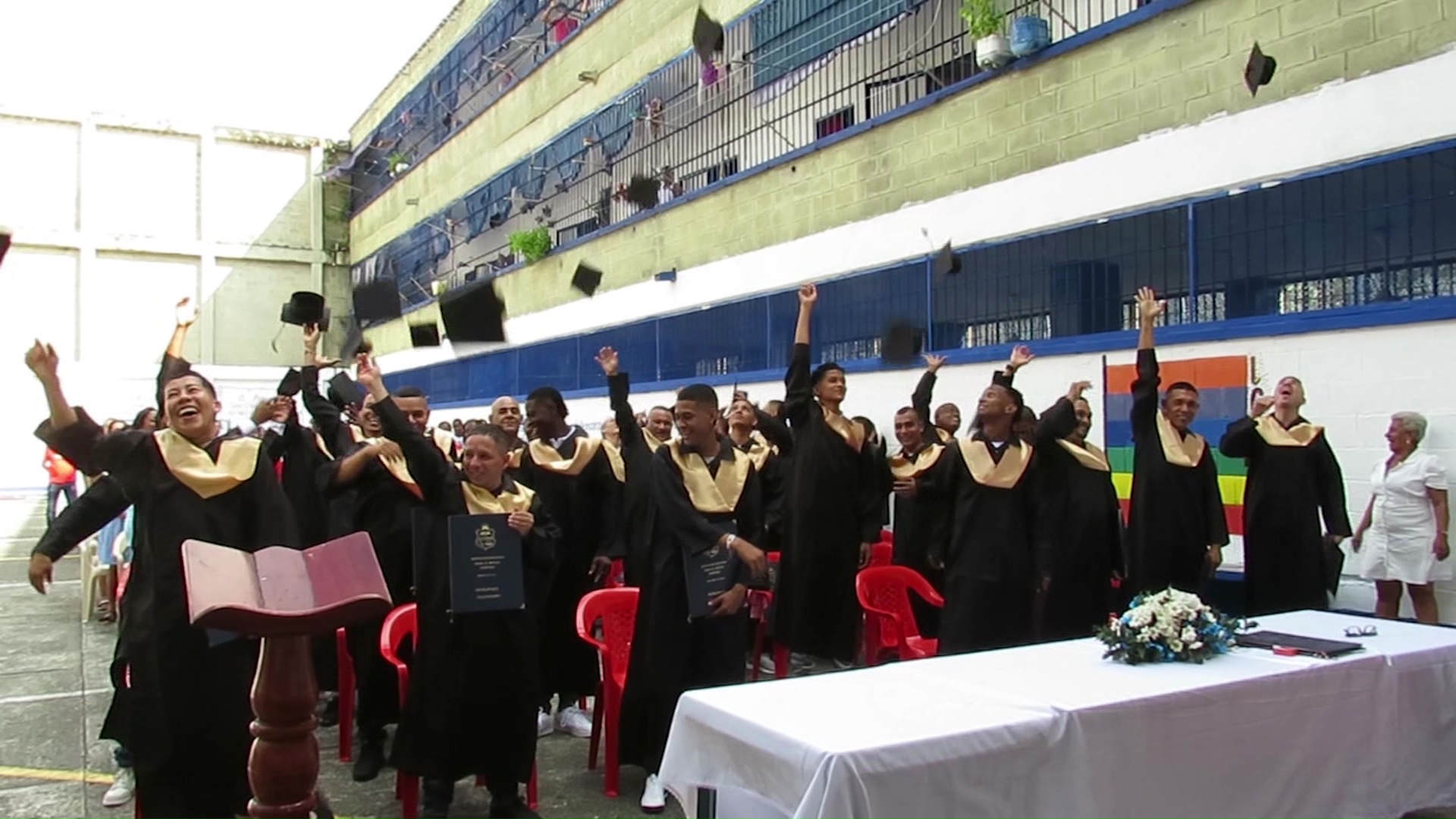 30 internos se graduaron de bachillerato