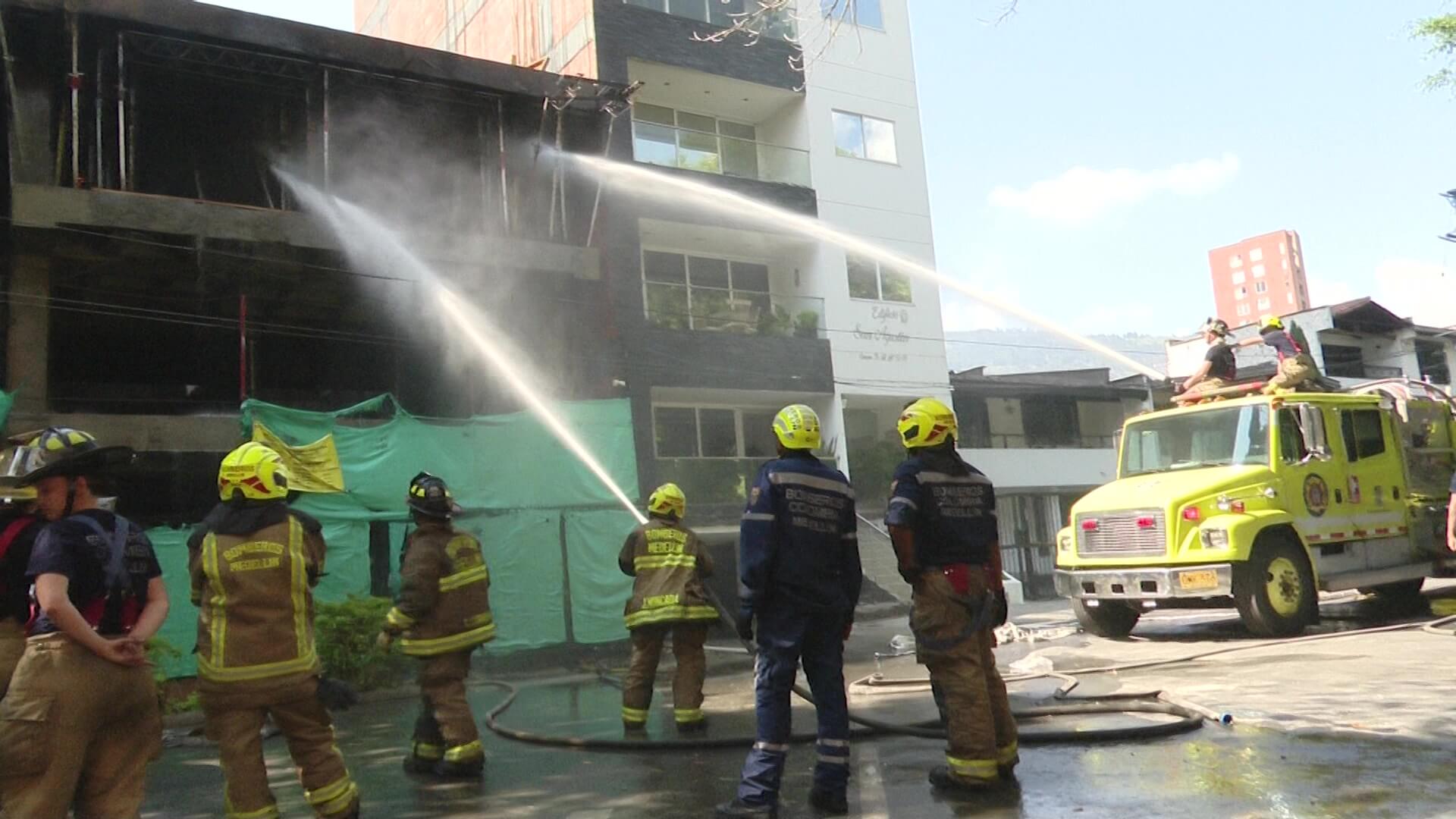 Susto para obreros tras incendio en edificio