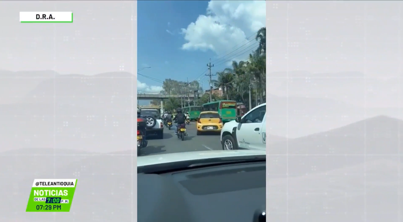 Taxista agrede a ocupantes de una moto tras un choque