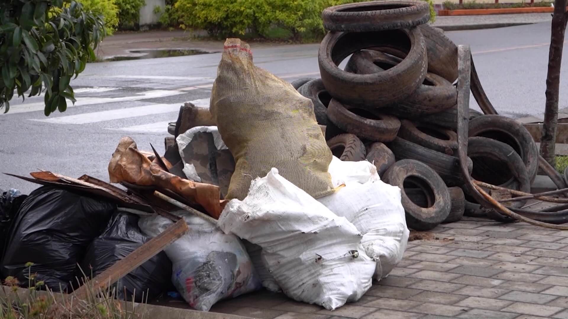 Extraen siete toneladas de basura del embalse Peñol-Guatapé