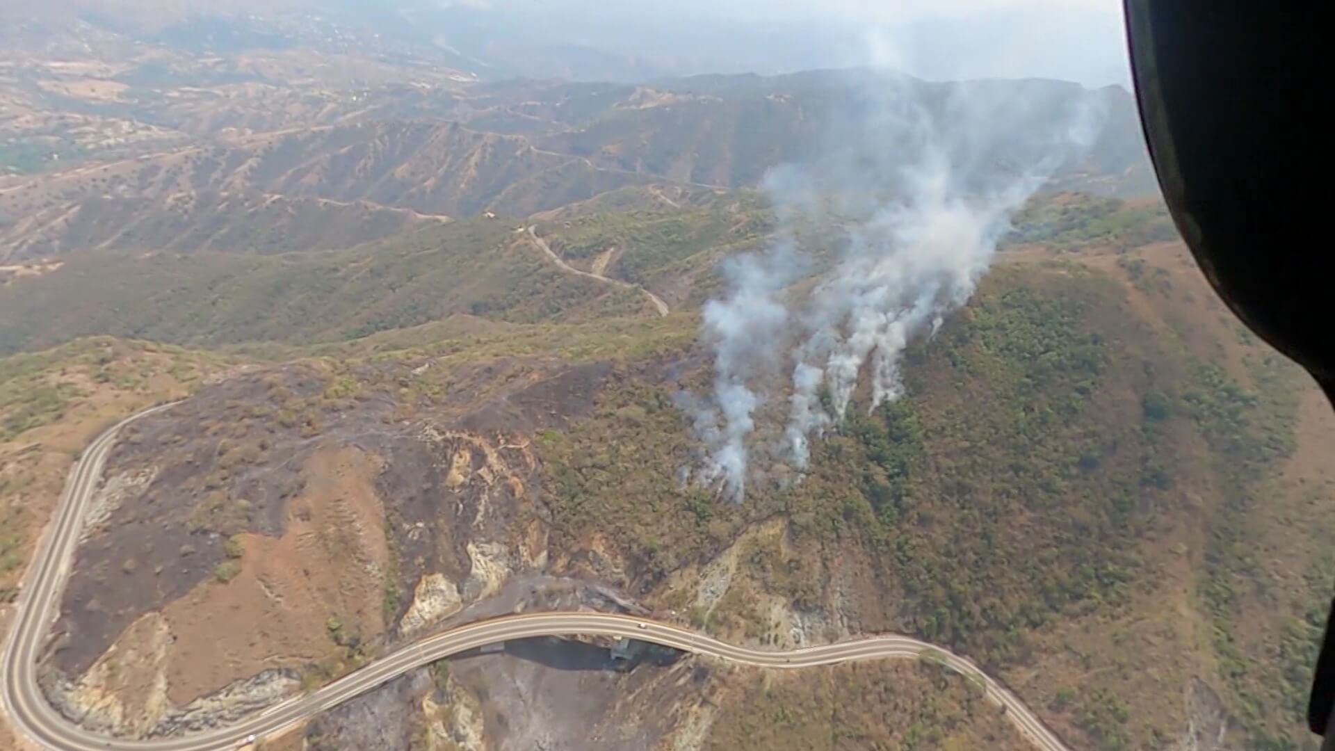Incendio forestal completa dos días activo en Santa Fe de Antioquia