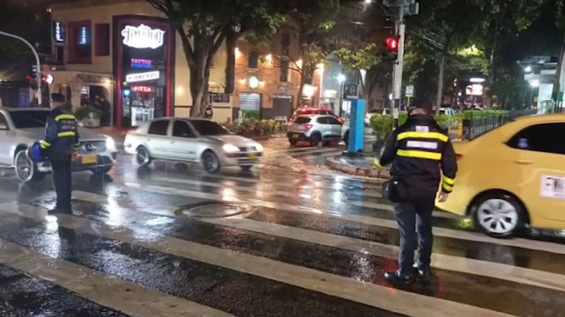 Dos agentes de tránsito arrollados en puesto de control