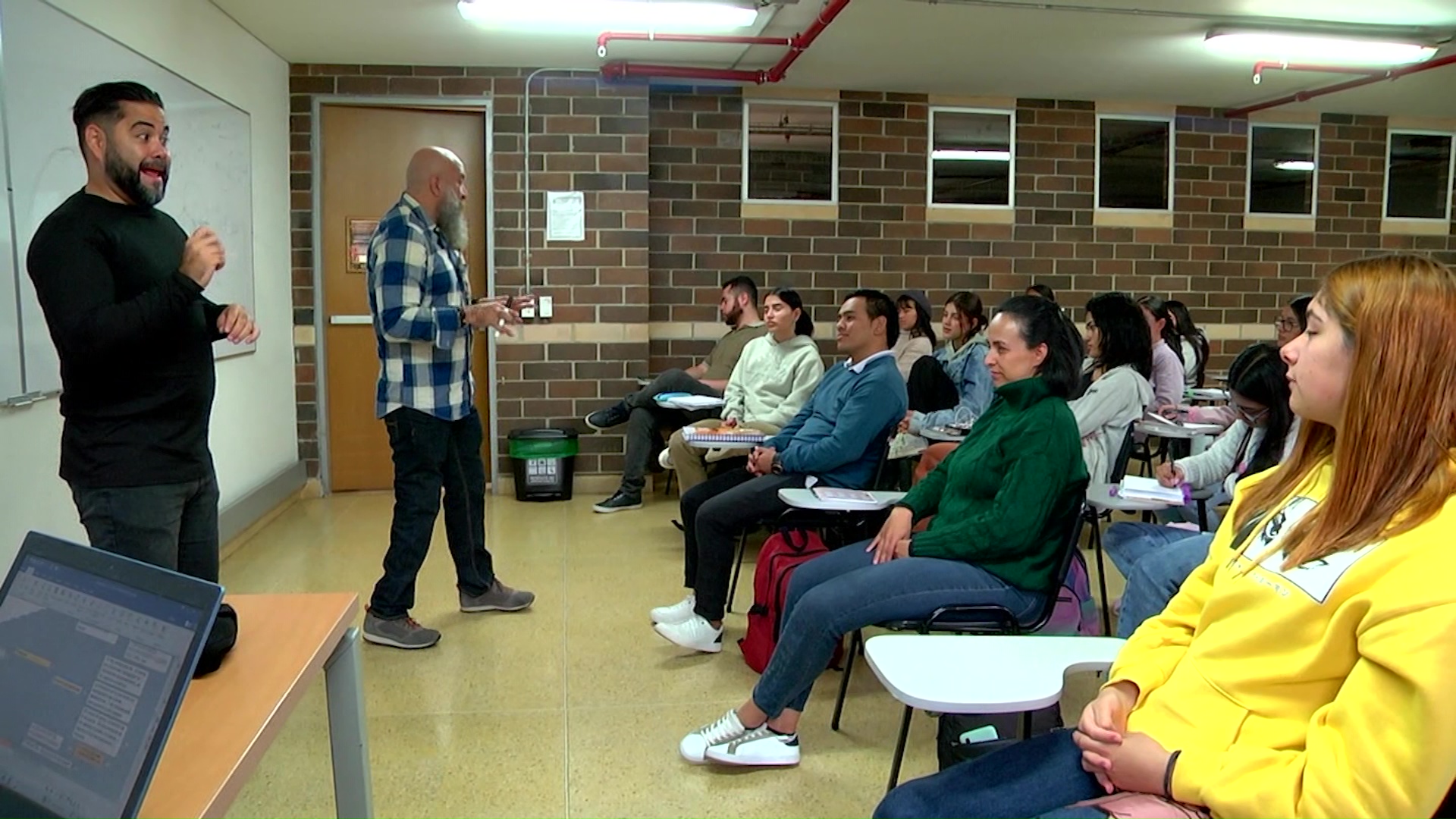 U. de A. apoyos a estudiantes sordo señantes