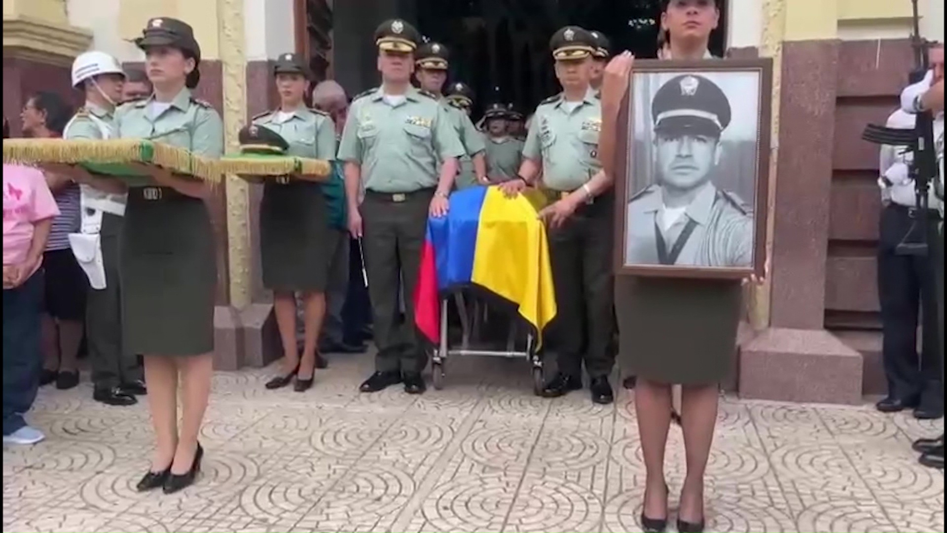 Despedido con honores agente de policía