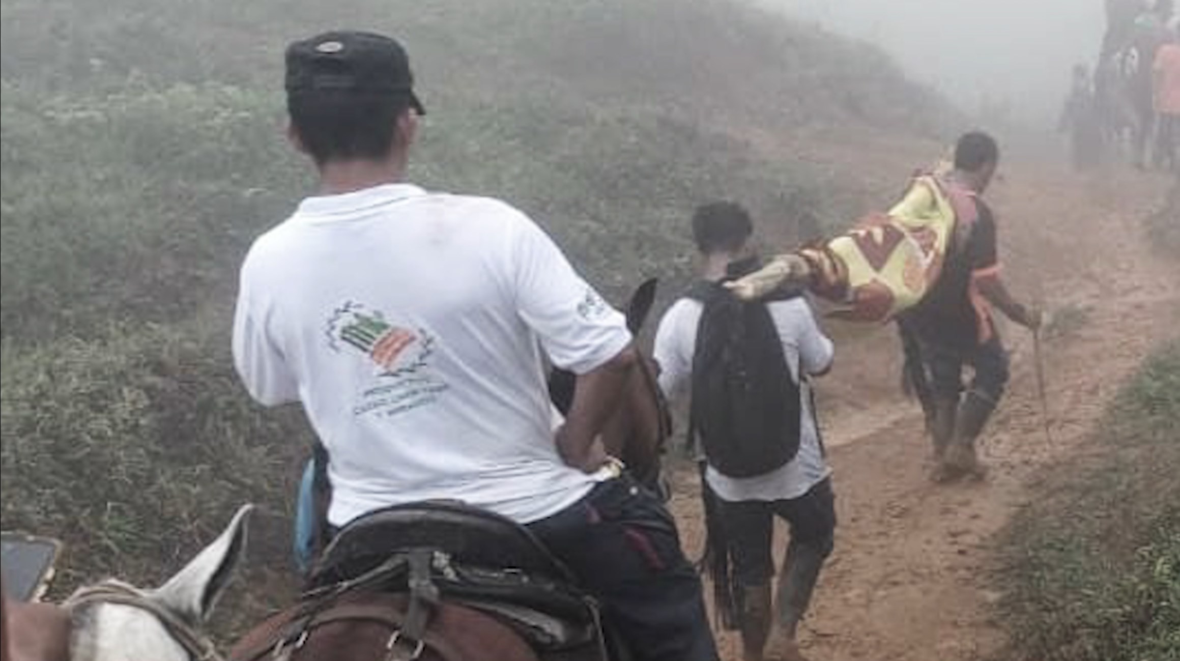 A hombros sacaron a sus muertos