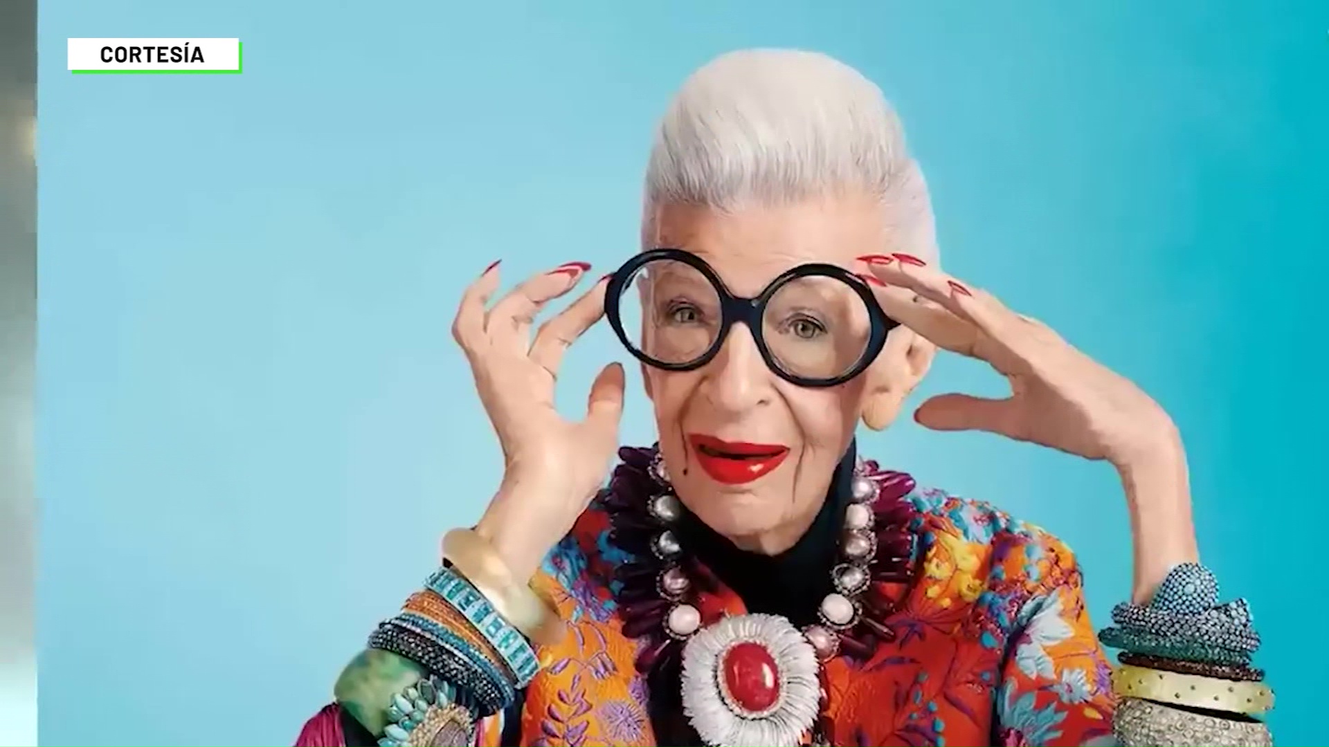 Con 102 años murió la diseñadora Iris Apfel