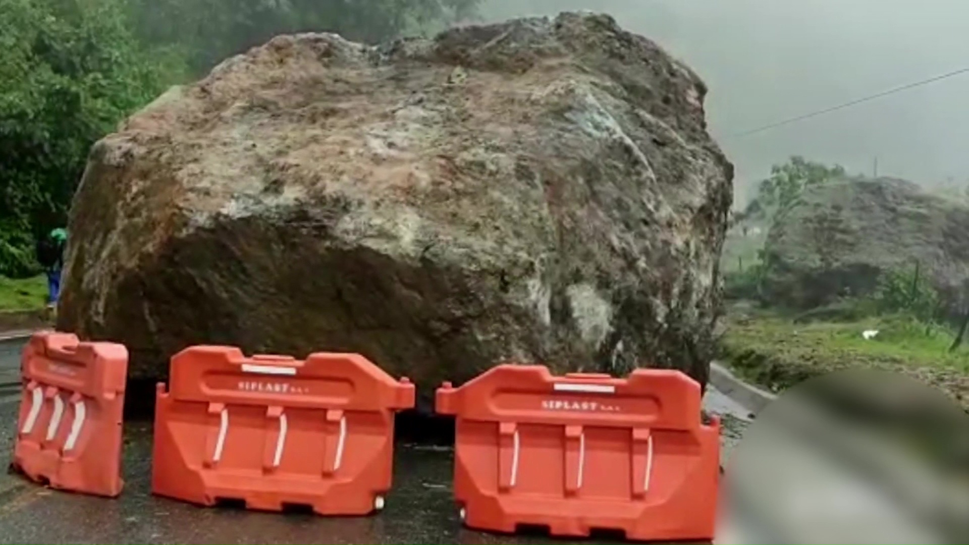 Rocas ponen en peligro tránsito en Ventanas