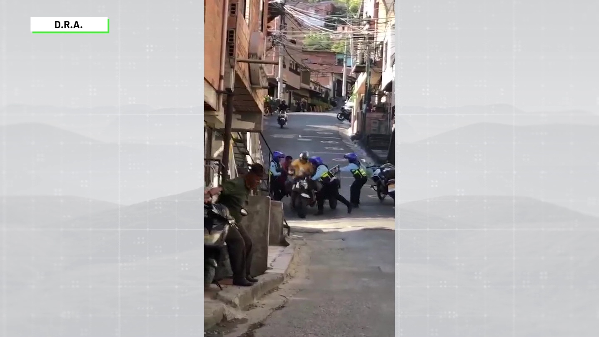 Conductor de motocarro se enfrenta a agentes