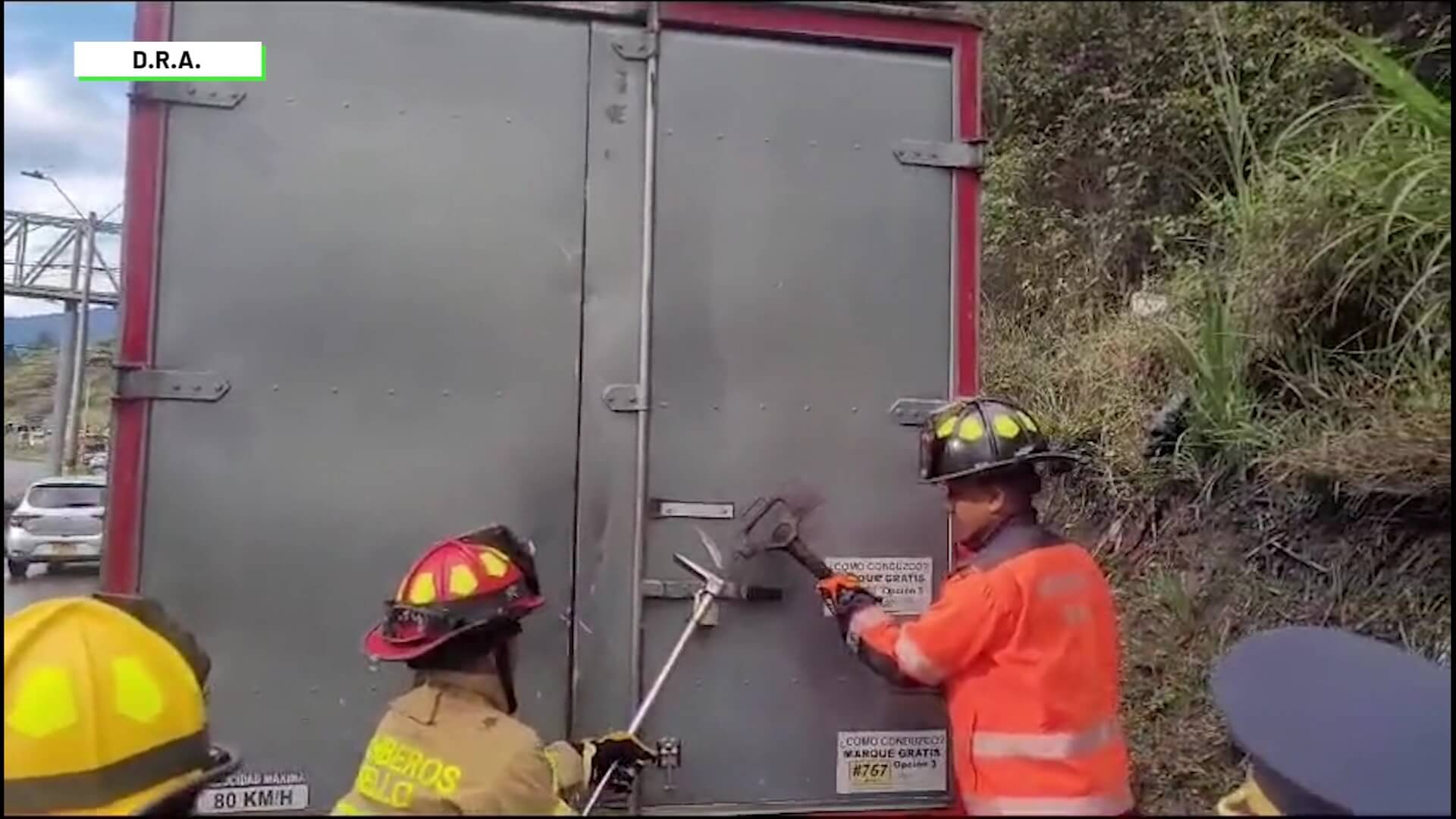 Abandonado por delincuentes dentro de camión