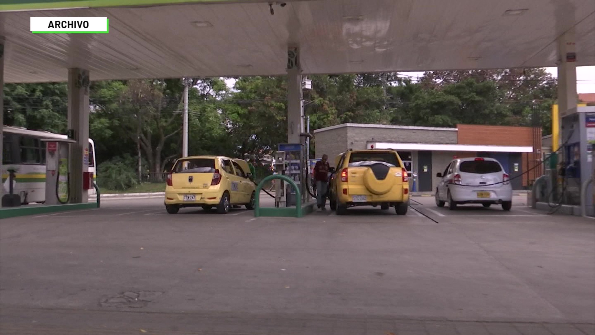 Gobierno alista decreto de compensación por combustible a los taxistas