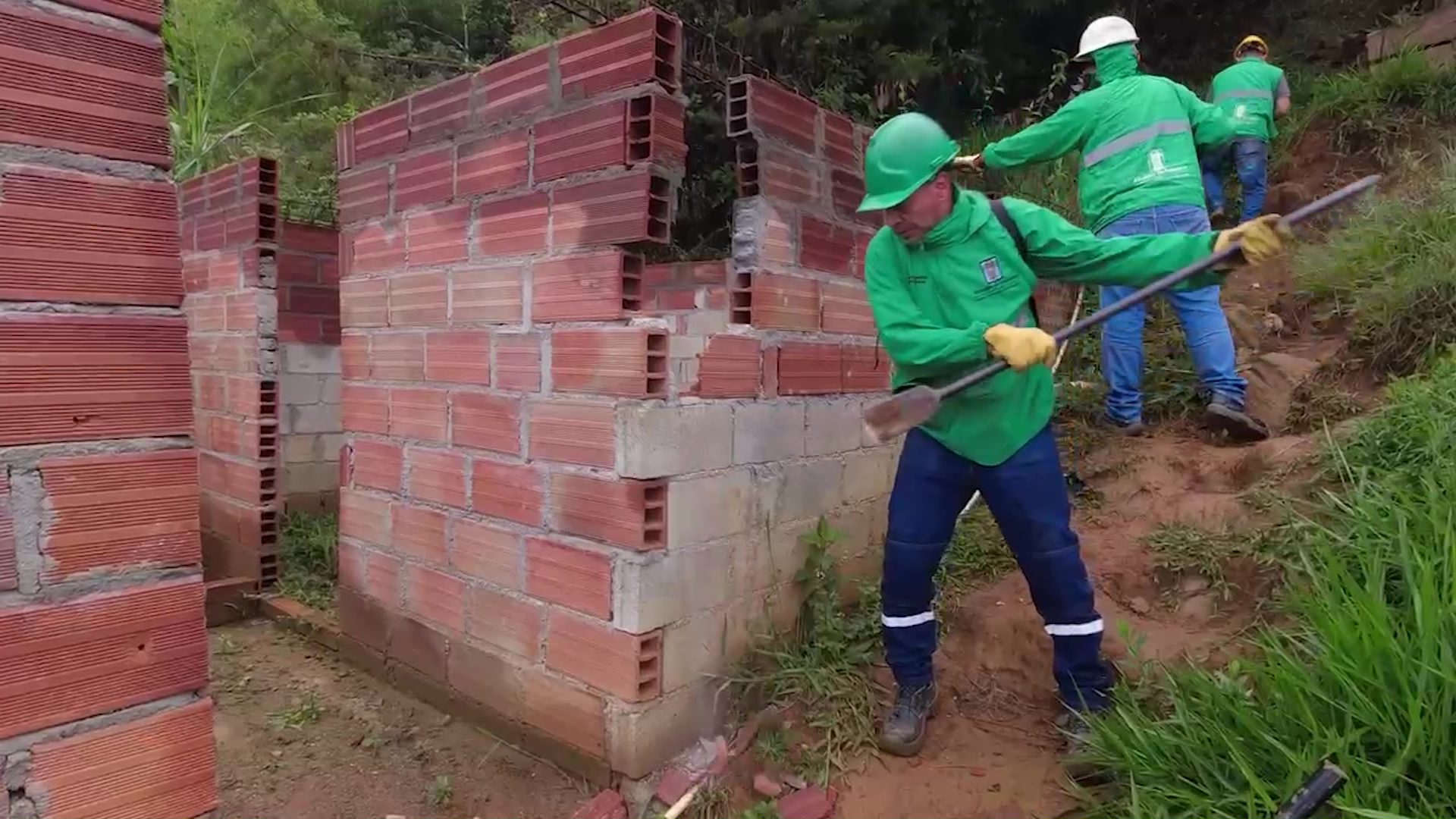 Intervienen construcciones ilegales en Medellín