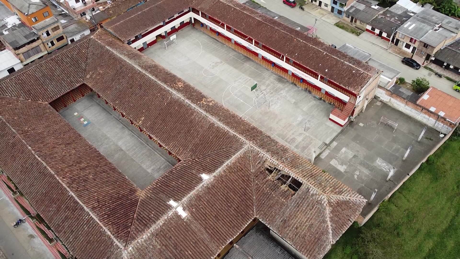 Cae parte del techo de escuela urbana en Urrao