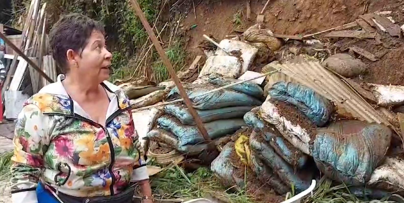Vías de Medellín inundadas por aguaceros
