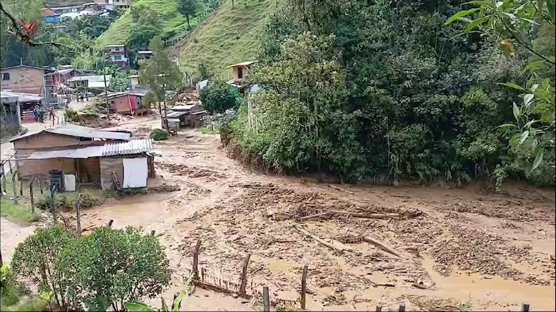 Cien personas afectadas tras avalancha en Montebello