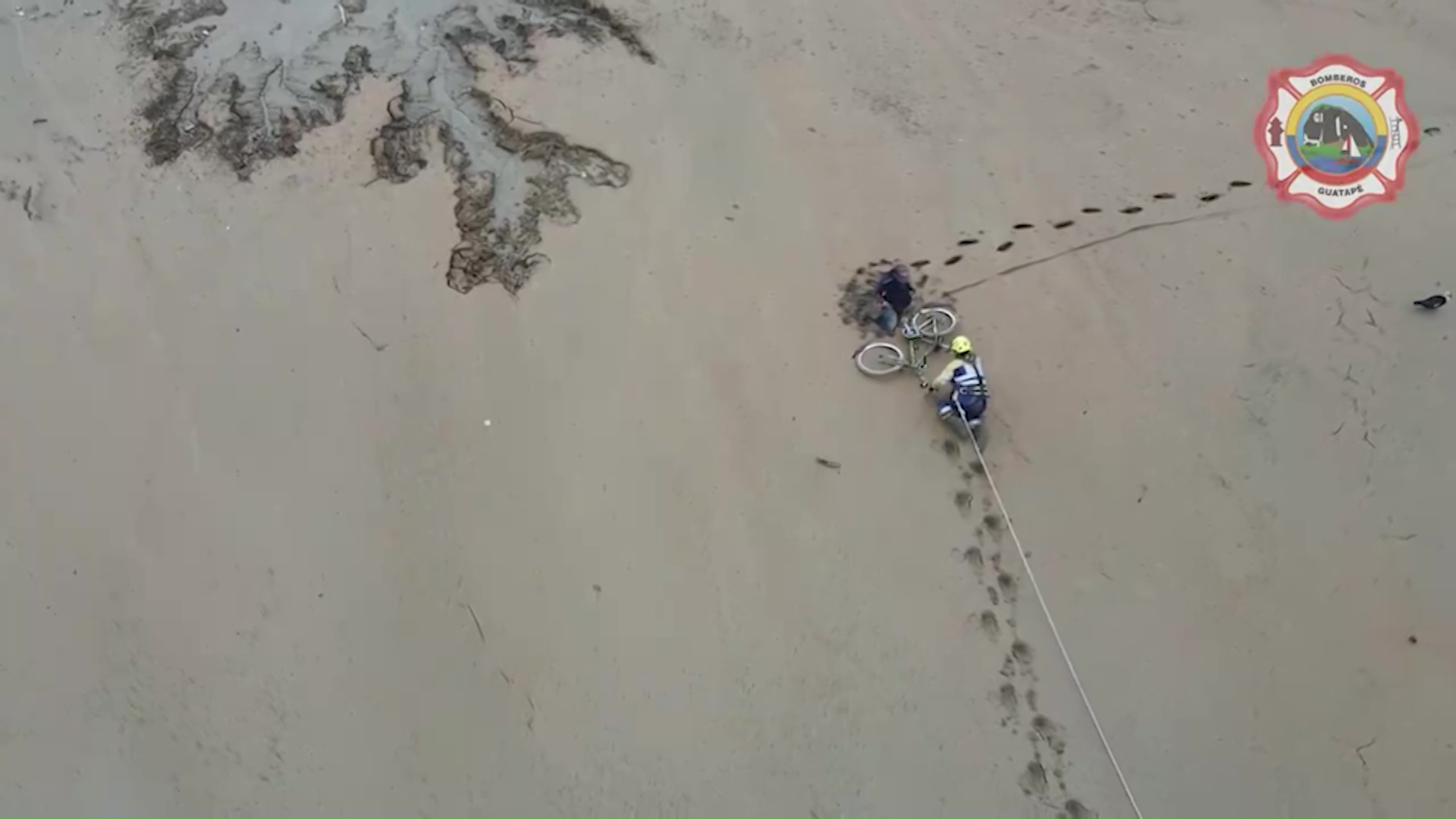 Rescatan ciclista atrapado en represa de Guatapé