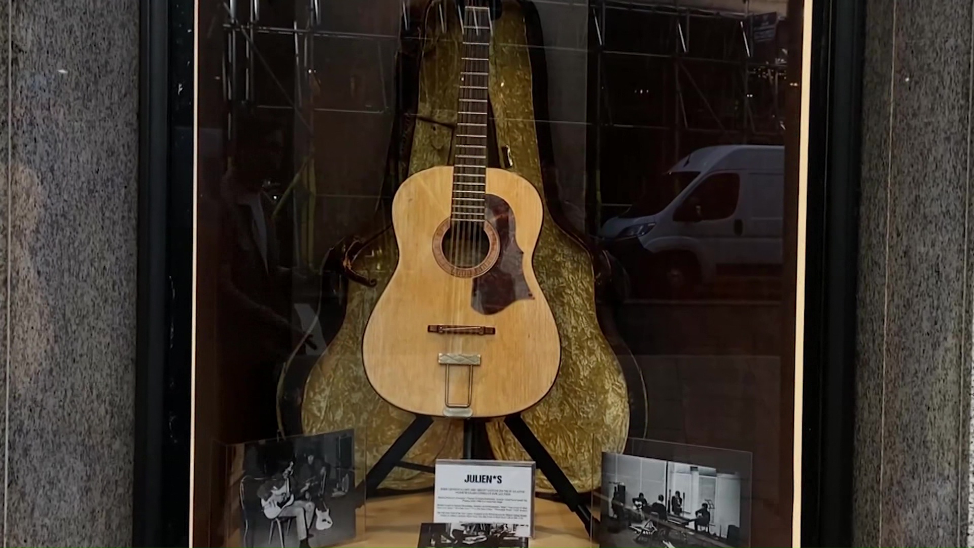 Subastarán guitarra perdida de John Lennon