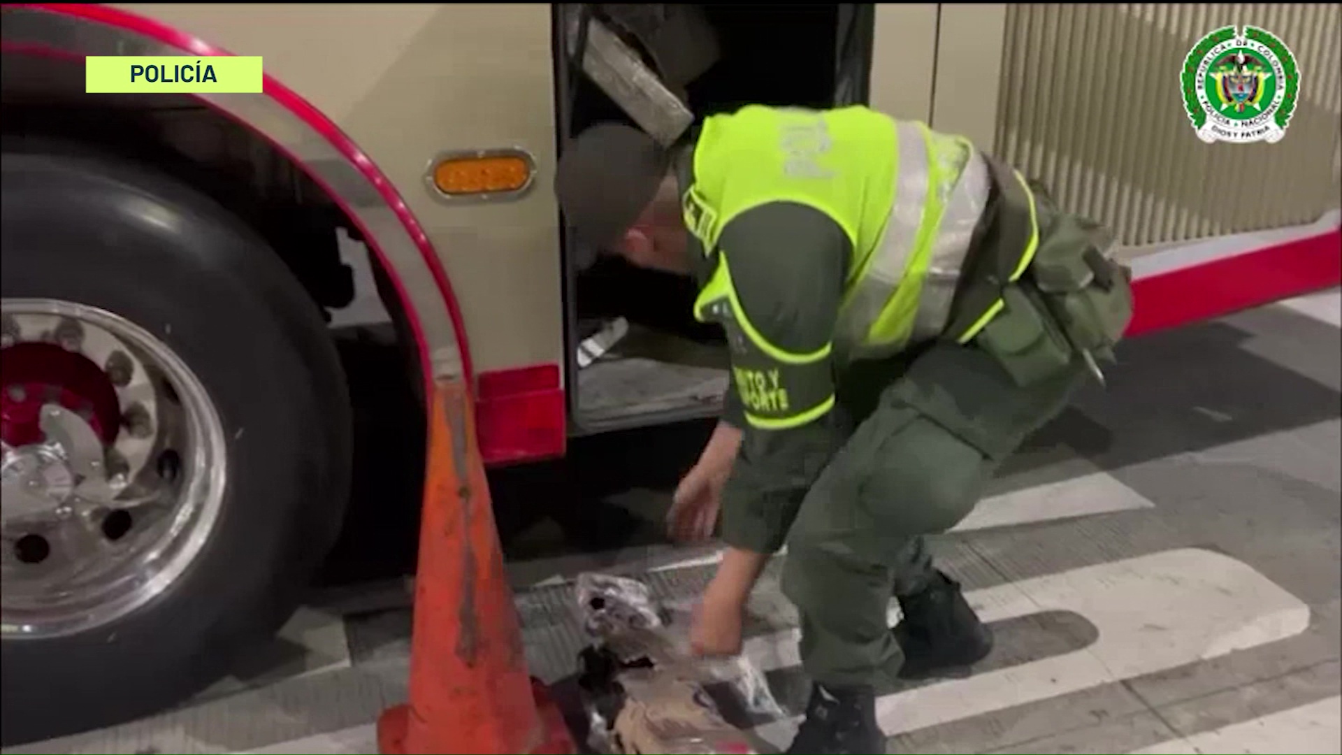 Incautan armas de largo alcance en un bus de transporte público