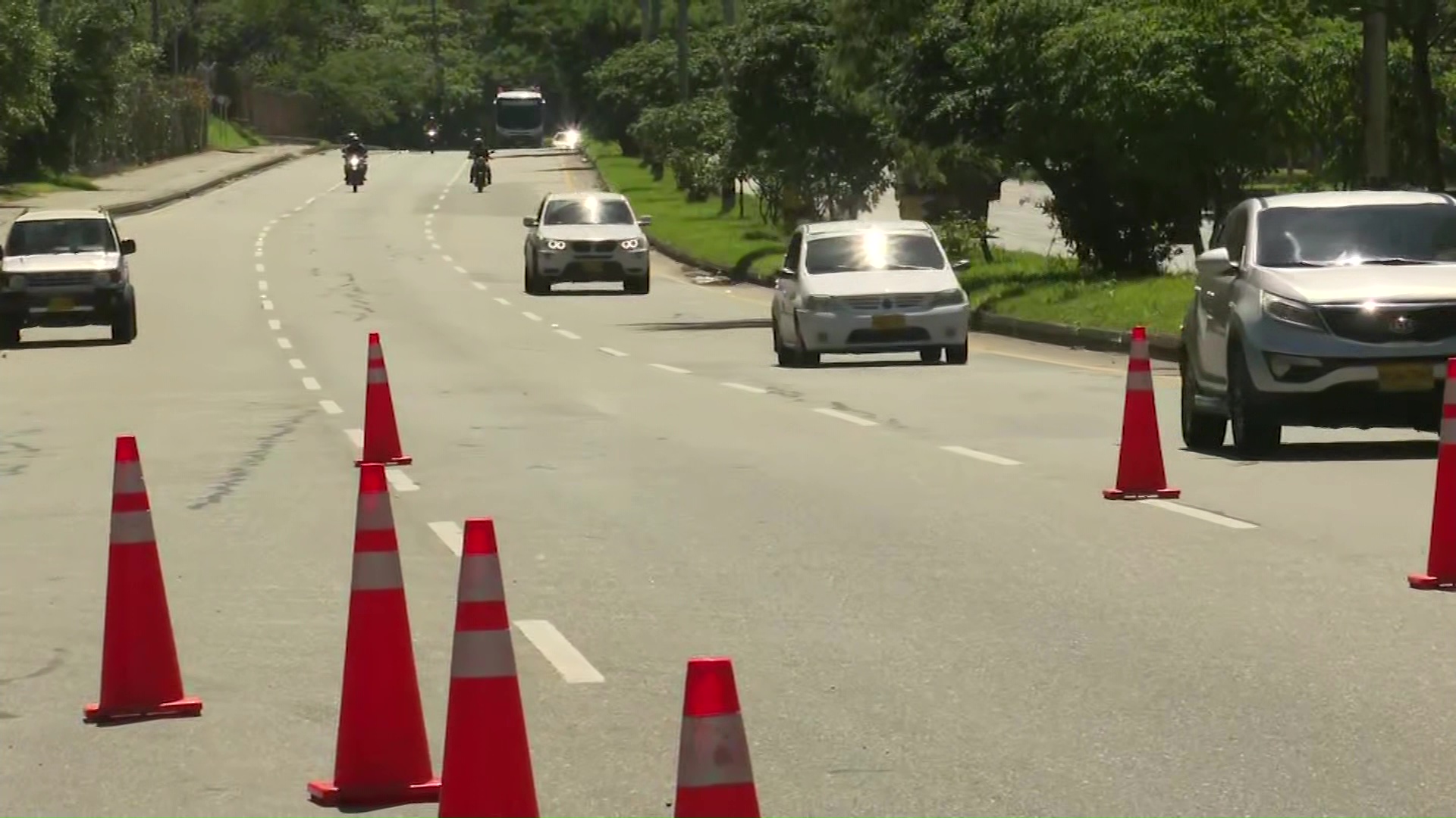 Miles de viajeros se desplazan por las vías