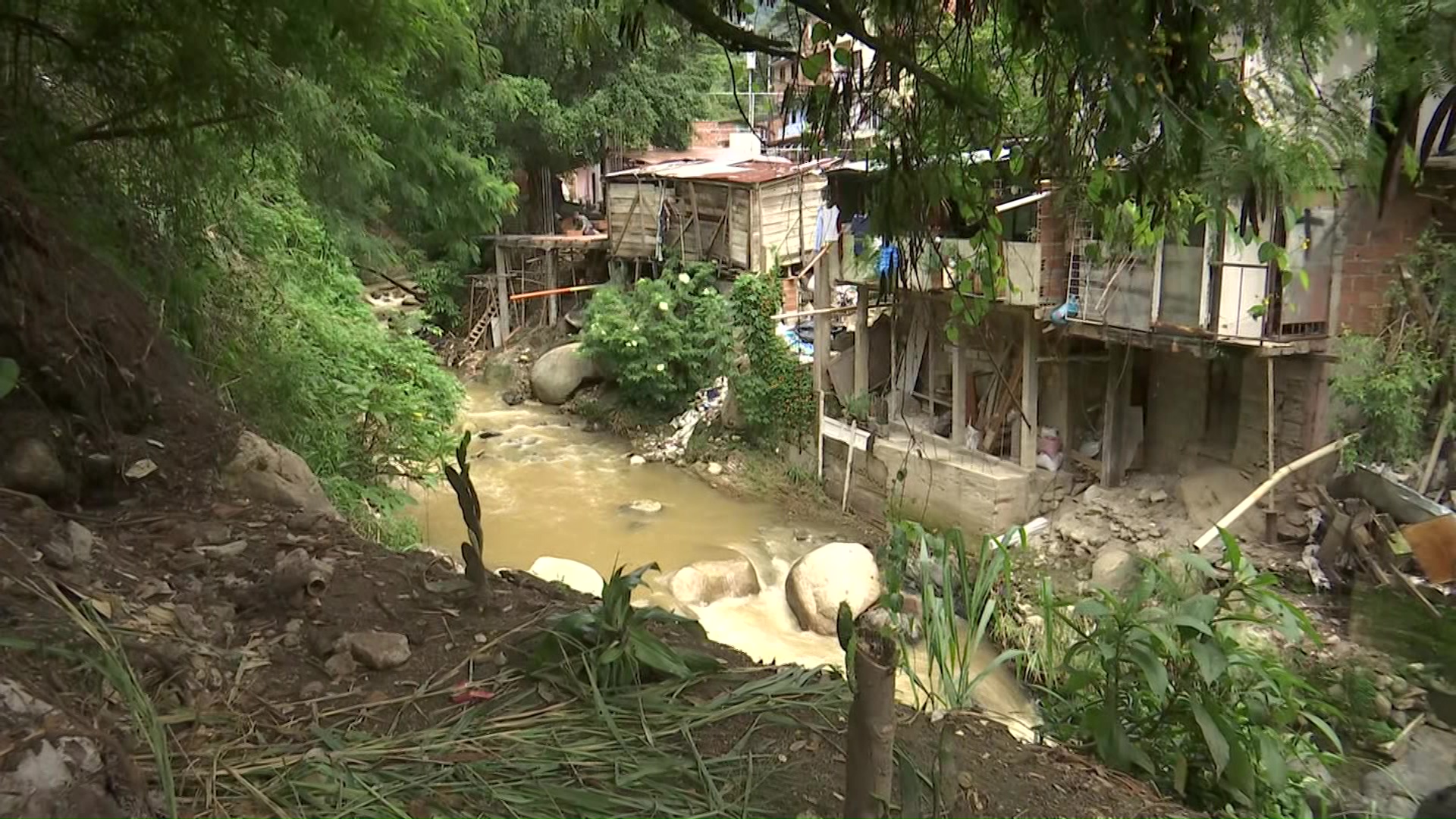 Bello: temor por socavón en quebrada El Hato