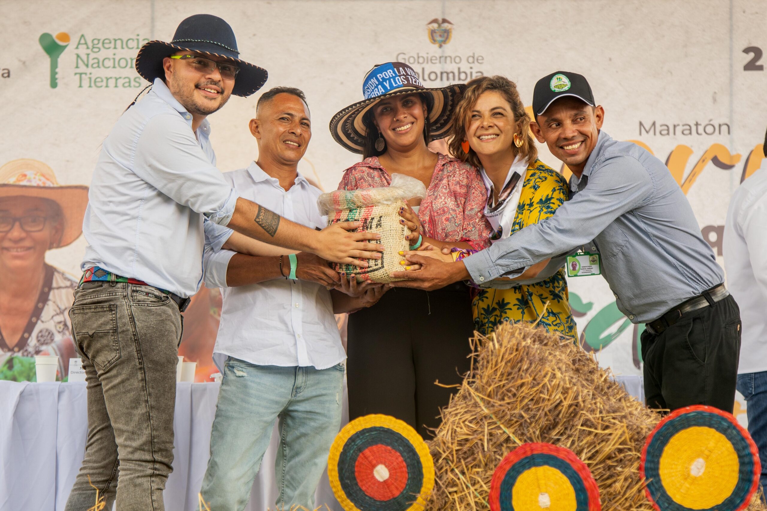 2.200 hectáreas para el campo antioqueño: Entrega de tierras a familias campesinas