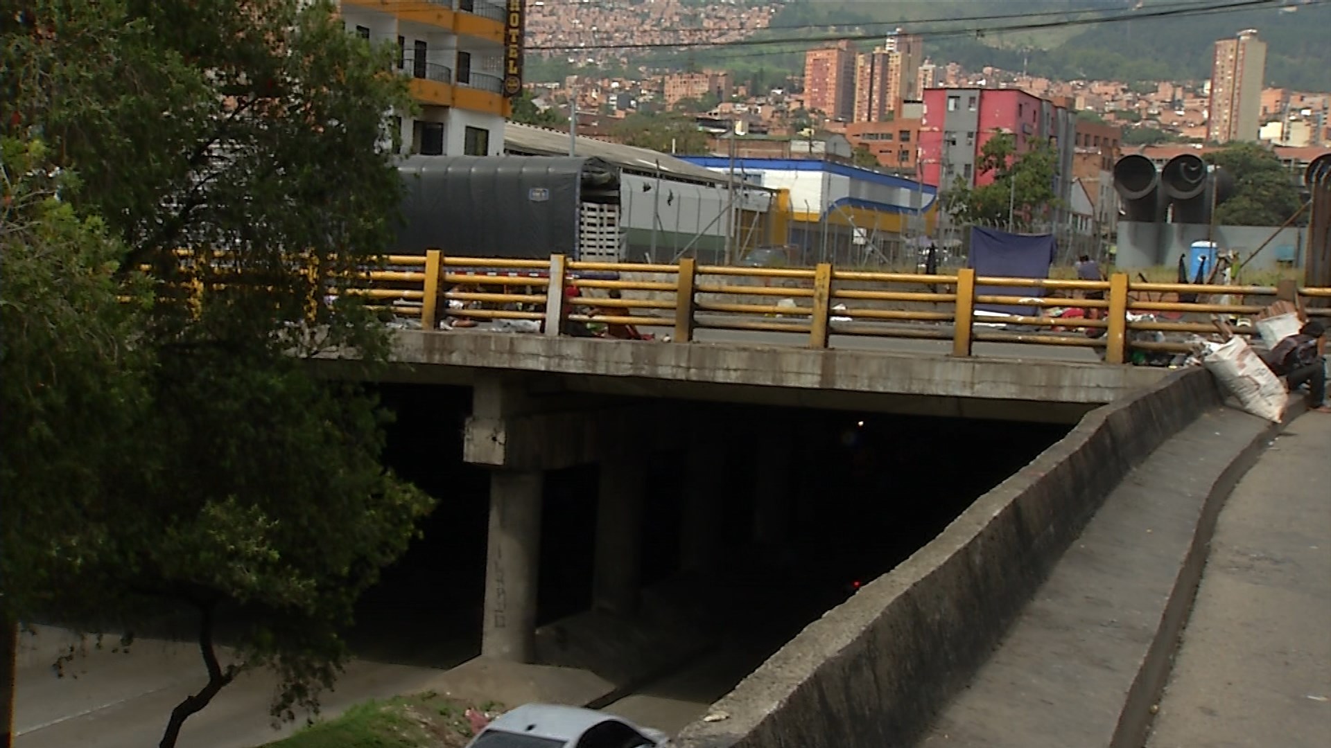 Nuevamente piden retirar techo del soterrado de Villanueva