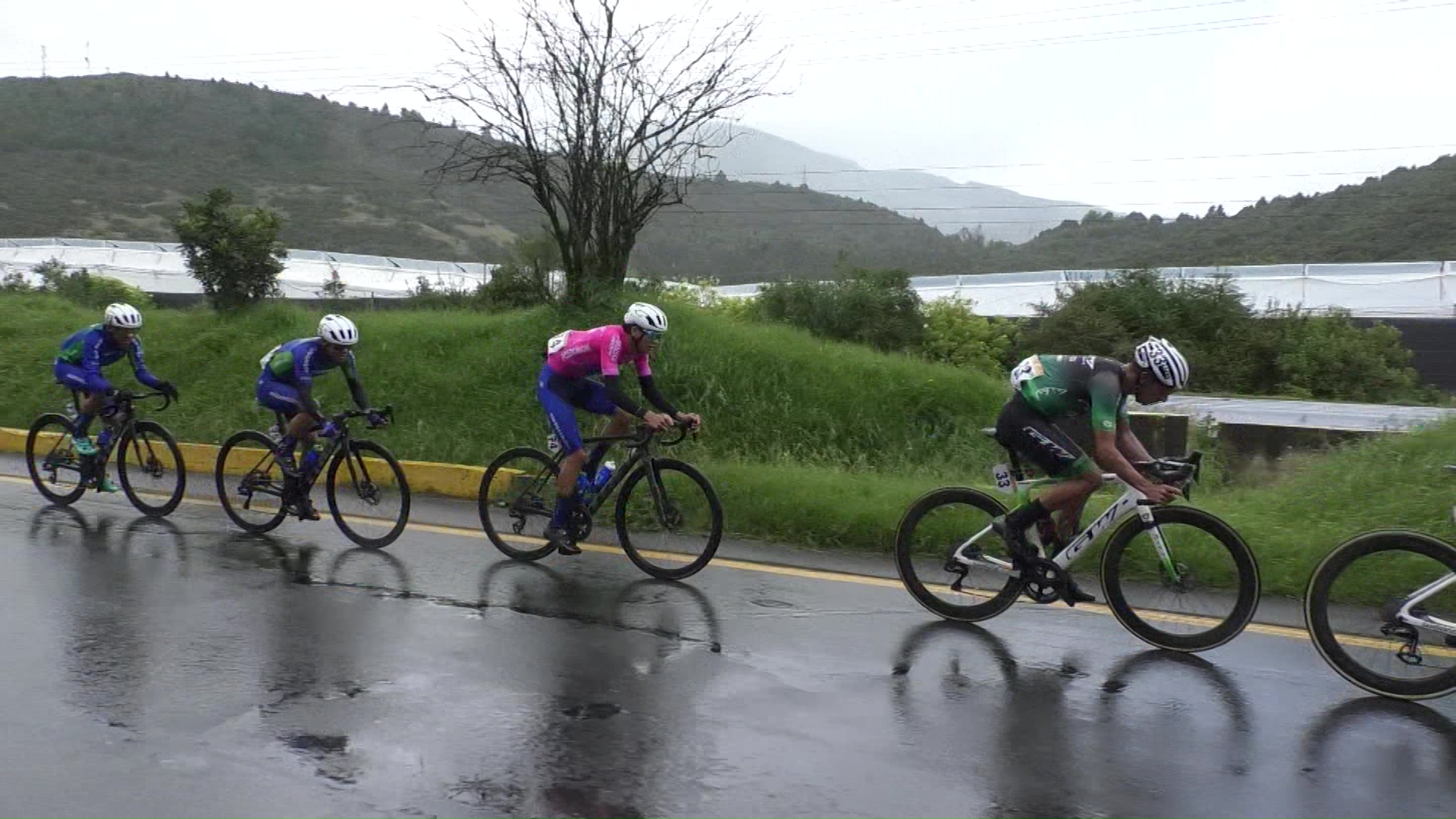 Contreras sigue líder en la Vuelta a Colombia
