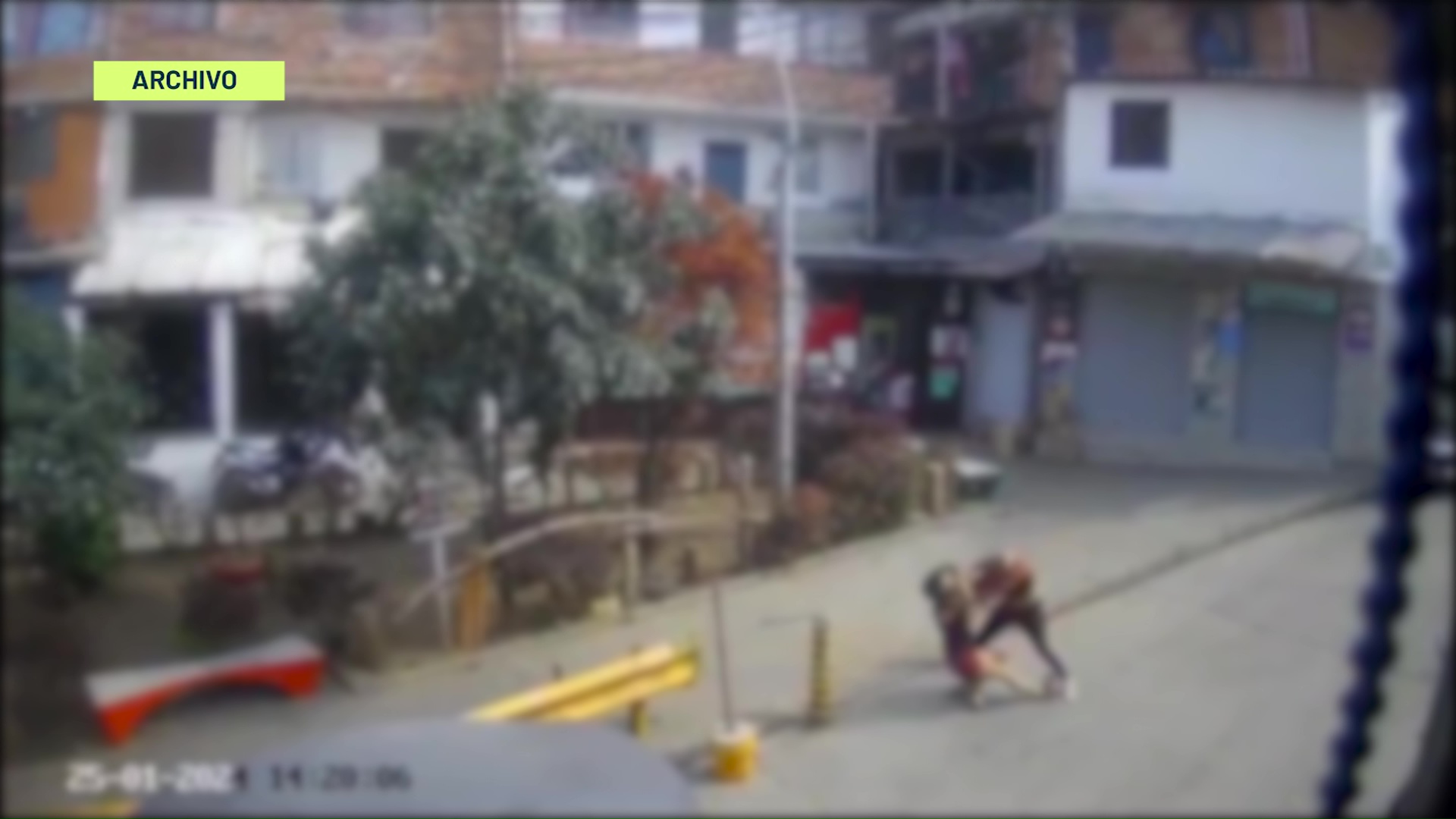 Familias de delincuentes pelean a machete