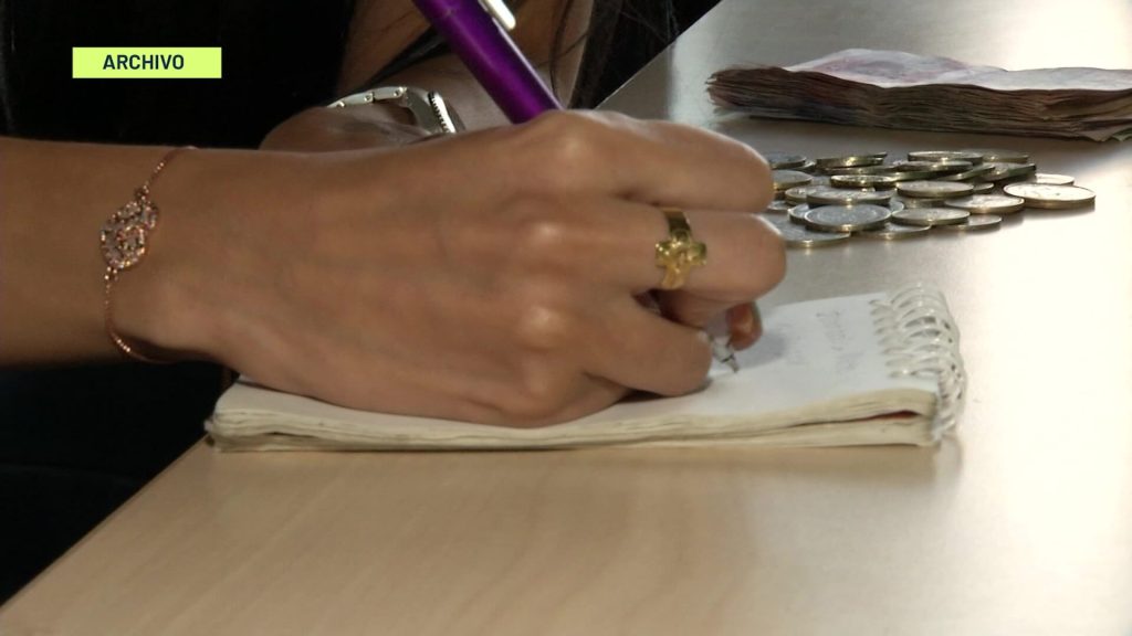 El ahorro juega un papel de gran importancia para garantizar un equilibrio en las finanzas para el bienestar a un mediano y largo plazo. Pero cobra mayor importancia cuando lo realizan las mujeres.

Por esta razón, resalta Fincomercio, las mujeres encuentran diferentes formas para que el dinero alcance, buscan economía de diversas maneras, logrando alternativas que si son utilizadas estratégicamente, es posible alcanzar resultados positivos, al final todo cuenta y suma.

Las mujeres colombianas, además de tener tesón para enfrentar los retos del trabajo, también tienen disciplina a la hora de ahorrar, y tienen en común una lista con algunas formas que utilizan al momento de hacer los remanentes:
1. Comprar para el mes completo.
2. Comprar paquetes de $2.000 en el mercado.
3. Aprovechar los cupones de descuentos en compras en línea.
4. Madrugar más para no tomar transportes adicionales.
5. Preparar la comida en casa en lugar de salir a comer.
Fuente: Fincomercio

Además, también guardan en la nevera la comida que sobre para el otro día, se hacen la manicura en la casa, mandan los hijos al colegio con lonchera y no les dan dinero, le sacan provecho a los beneficios y convenios de cooperativas, cajas de compensación, fondo de empleados a los que se están afiliadas; y se cambian a proveedores de servicios de teléfono e internet más económicos.

Estas pequeñas acciones pueden lograr que se establezca la prioridad de contar con un ahorro, ya sea para imprevistos o metas específicas. Por ello, está claro que hay formas de generar economía y lograr un control con el dinero. 
