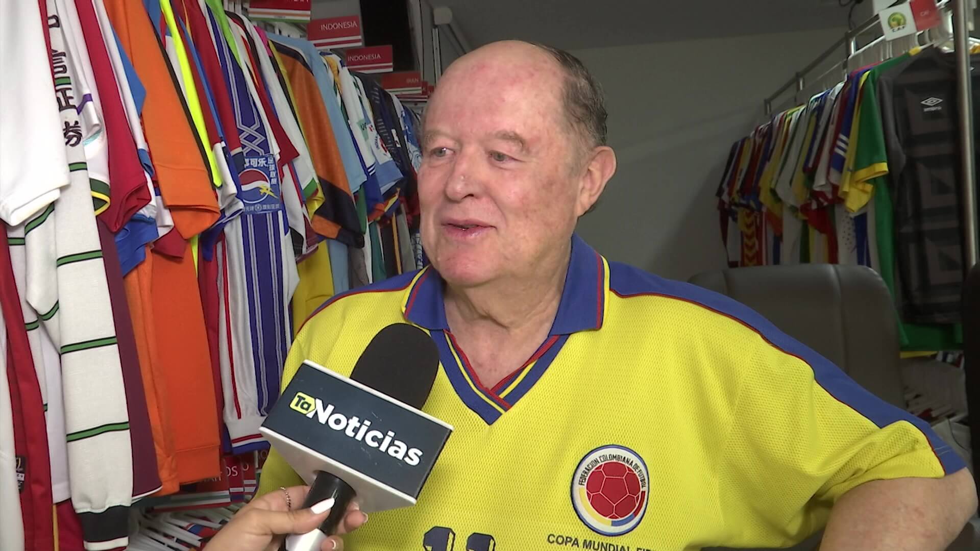Don Gustavo: el hombre de las 7.900 camisetas de fútbol