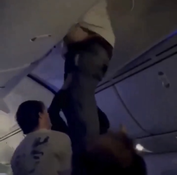 Tras fuertes turbulencias, un pasajero resultó en el portaequipaje del avión
